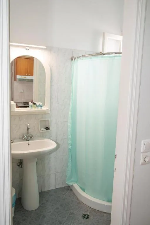 Shower in Katerina Roza Studios - Heartfelt Hospitality in the City