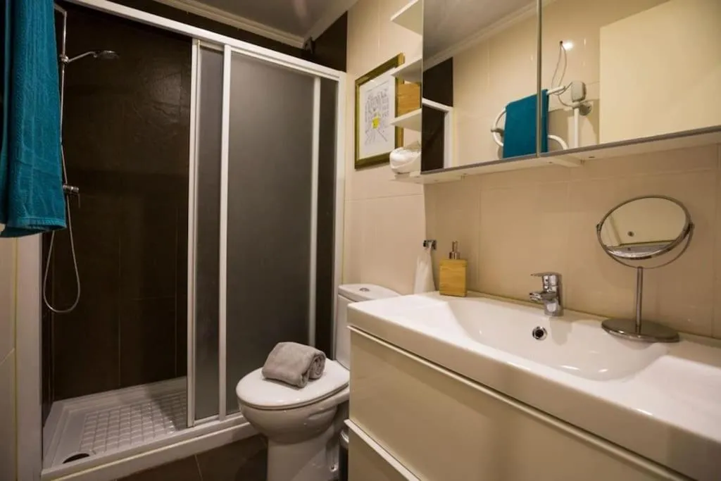 Shower in Ola Lisbon -Alfama I