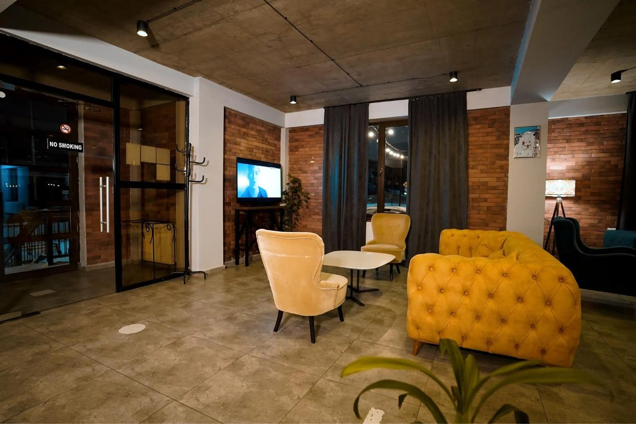 Communal lounge/ TV room in Loft Hotel Bakuriani