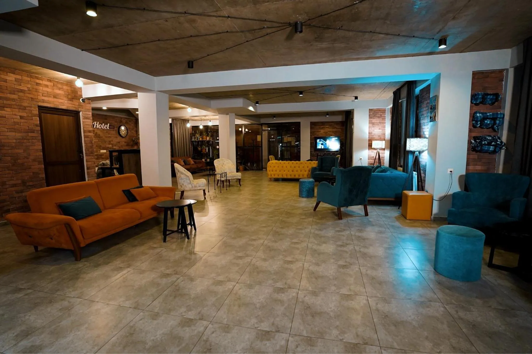 Communal lounge/ TV room in Loft Hotel Bakuriani