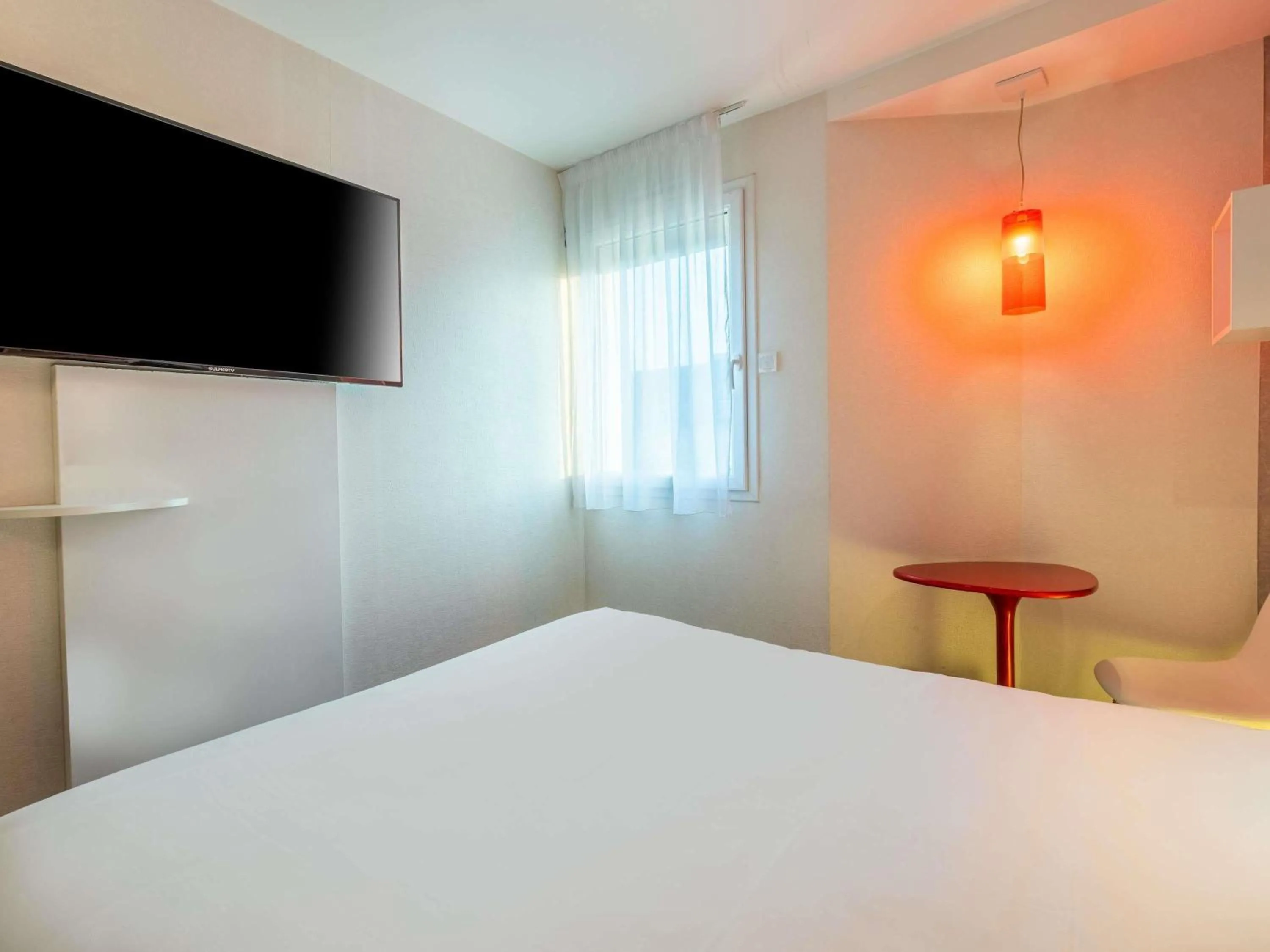 Bedroom, Bed in ibis Styles Blois Centre Gare