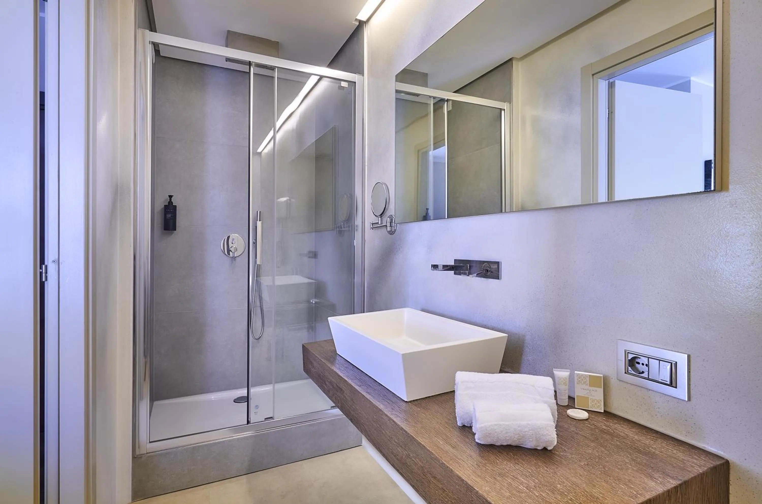 Shower, Bed in Hotel Don Ferrante