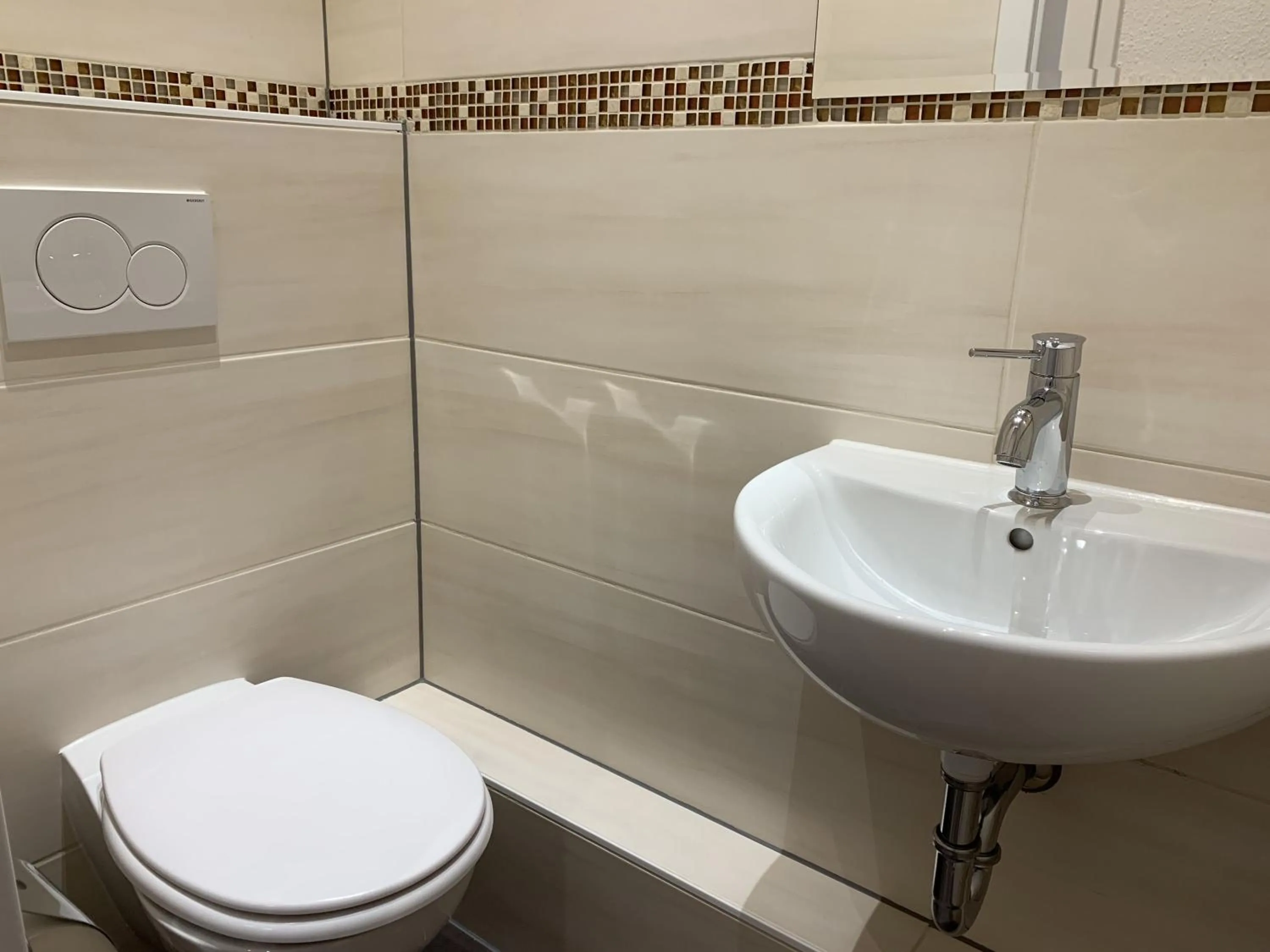 Toilet in Apart-Hotel Rheinischer Hof Dormagen