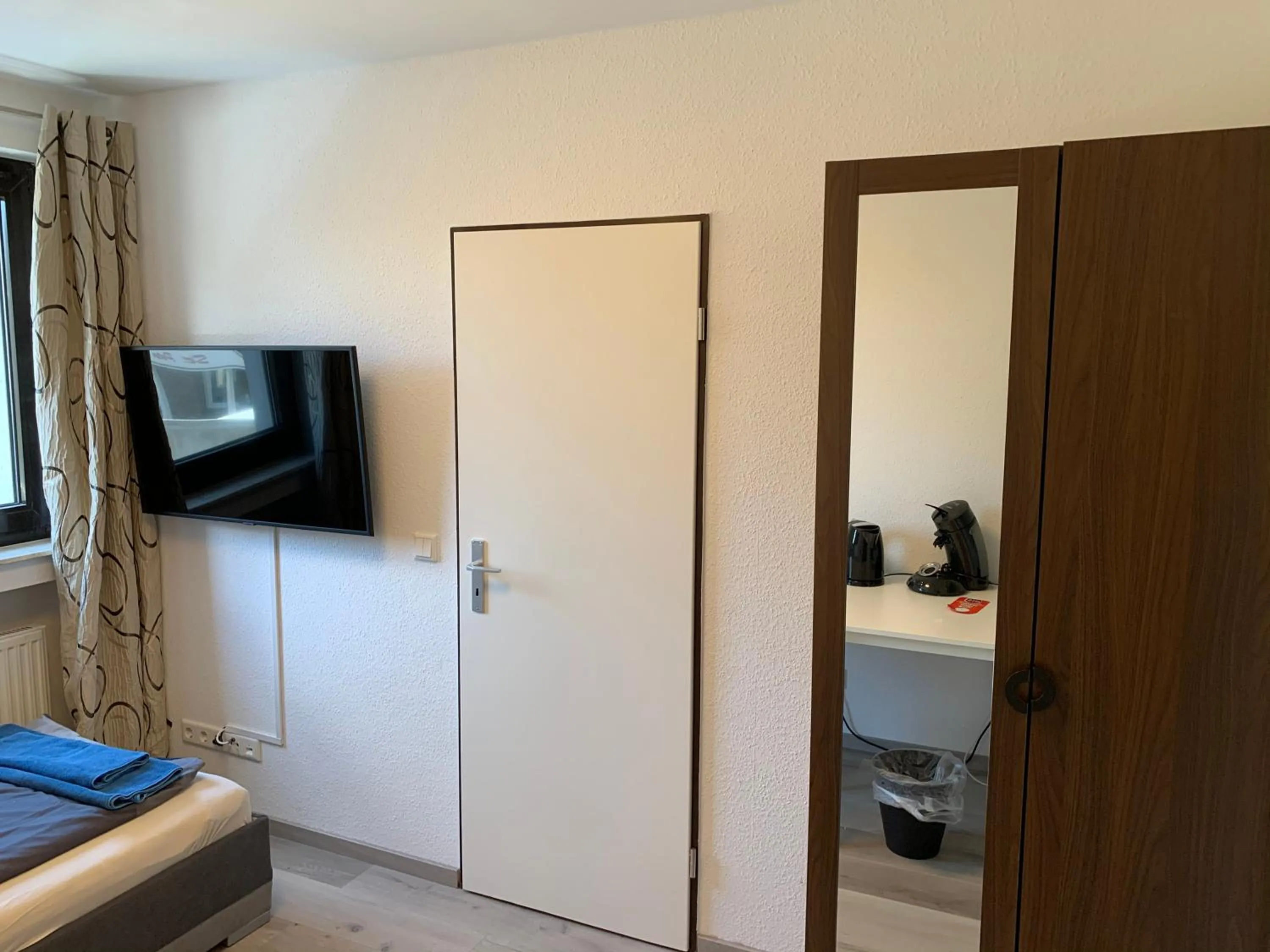 TV and multimedia, Bed in Apart-Hotel Rheinischer Hof Dormagen