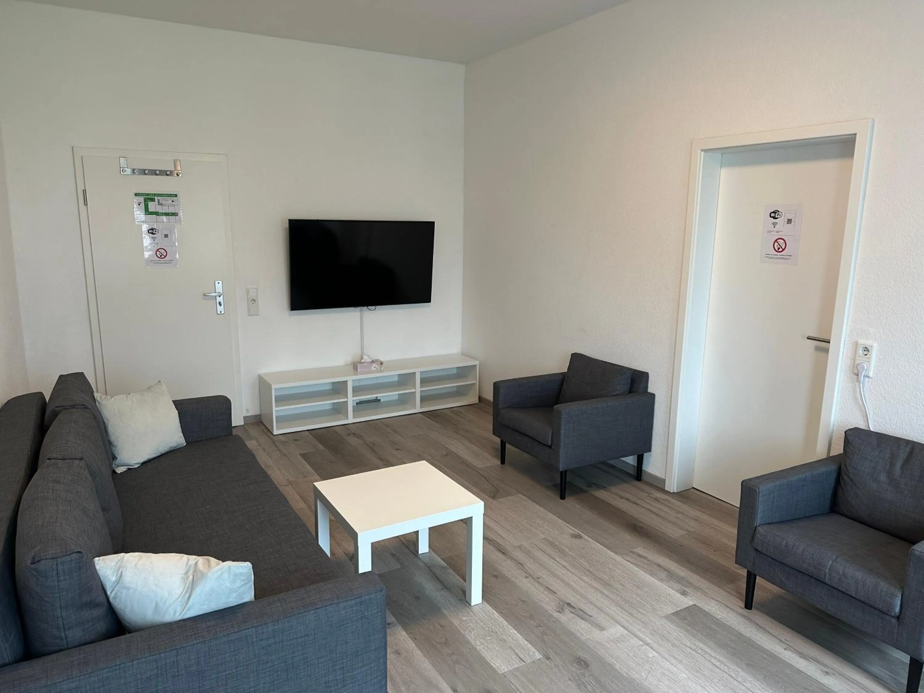 TV and multimedia in Apart-Hotel Rheinischer Hof Dormagen