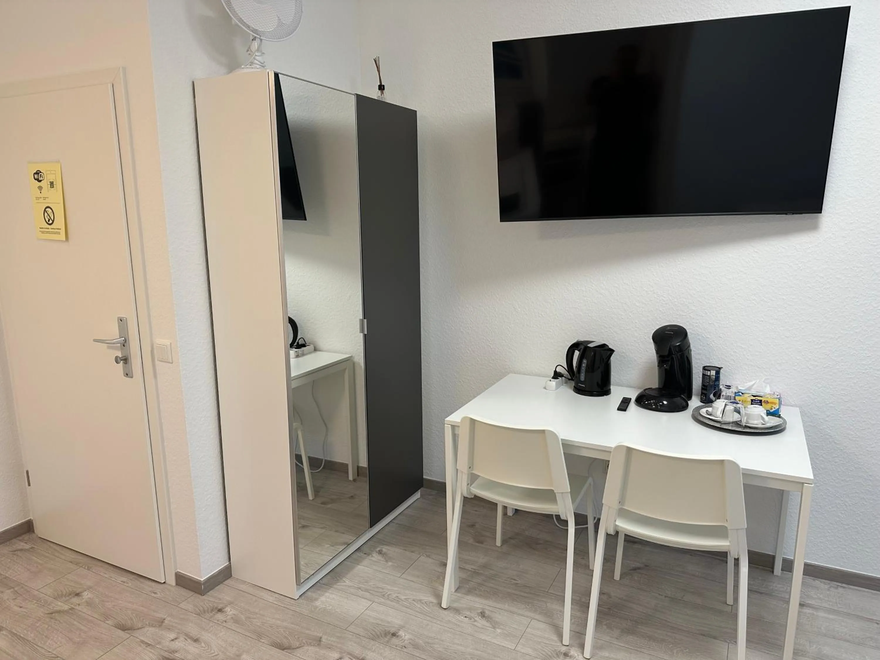 TV and multimedia in Apart-Hotel Rheinischer Hof Dormagen