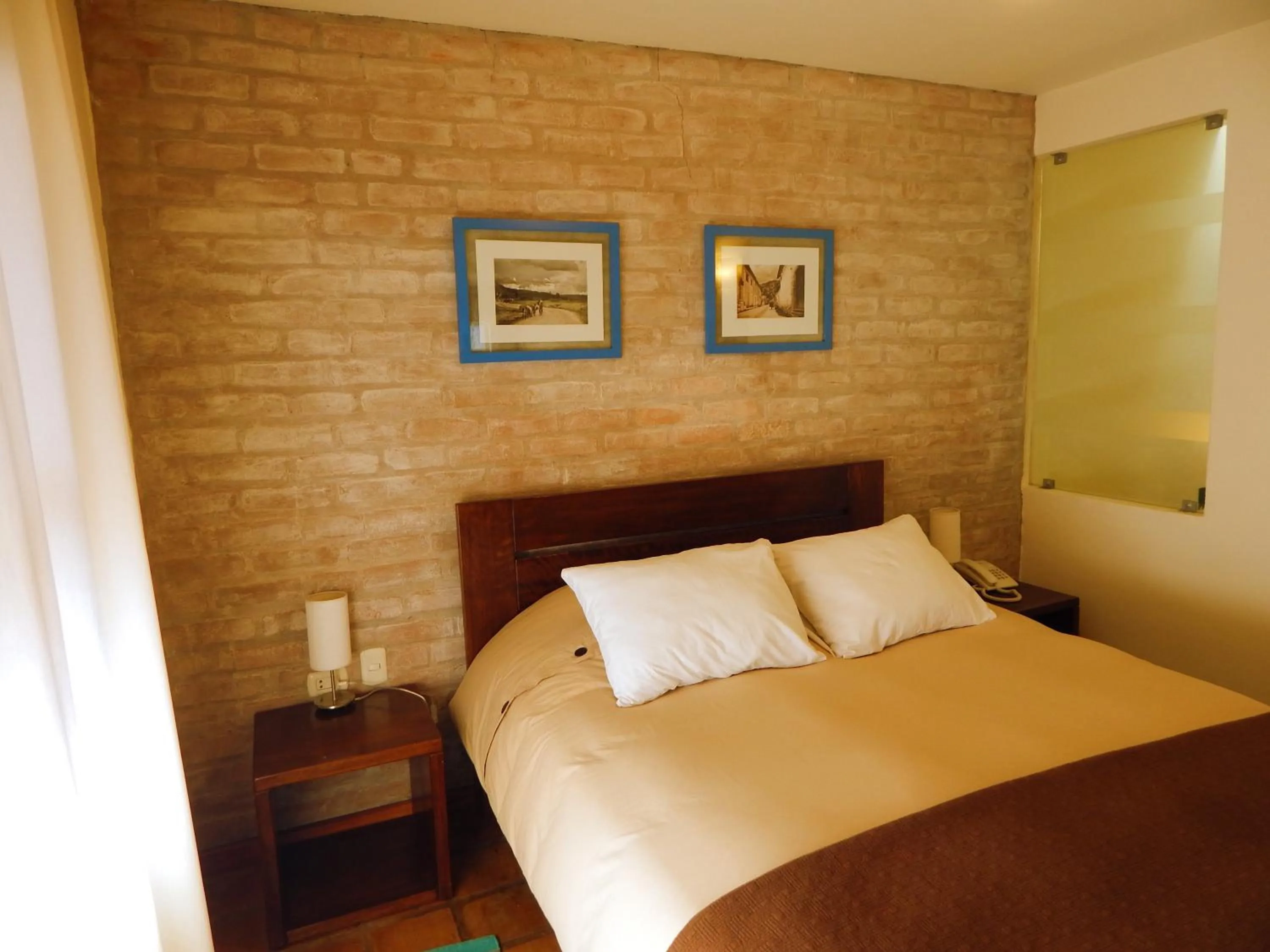 Photo of the whole room, Bed in Kutty Wasi