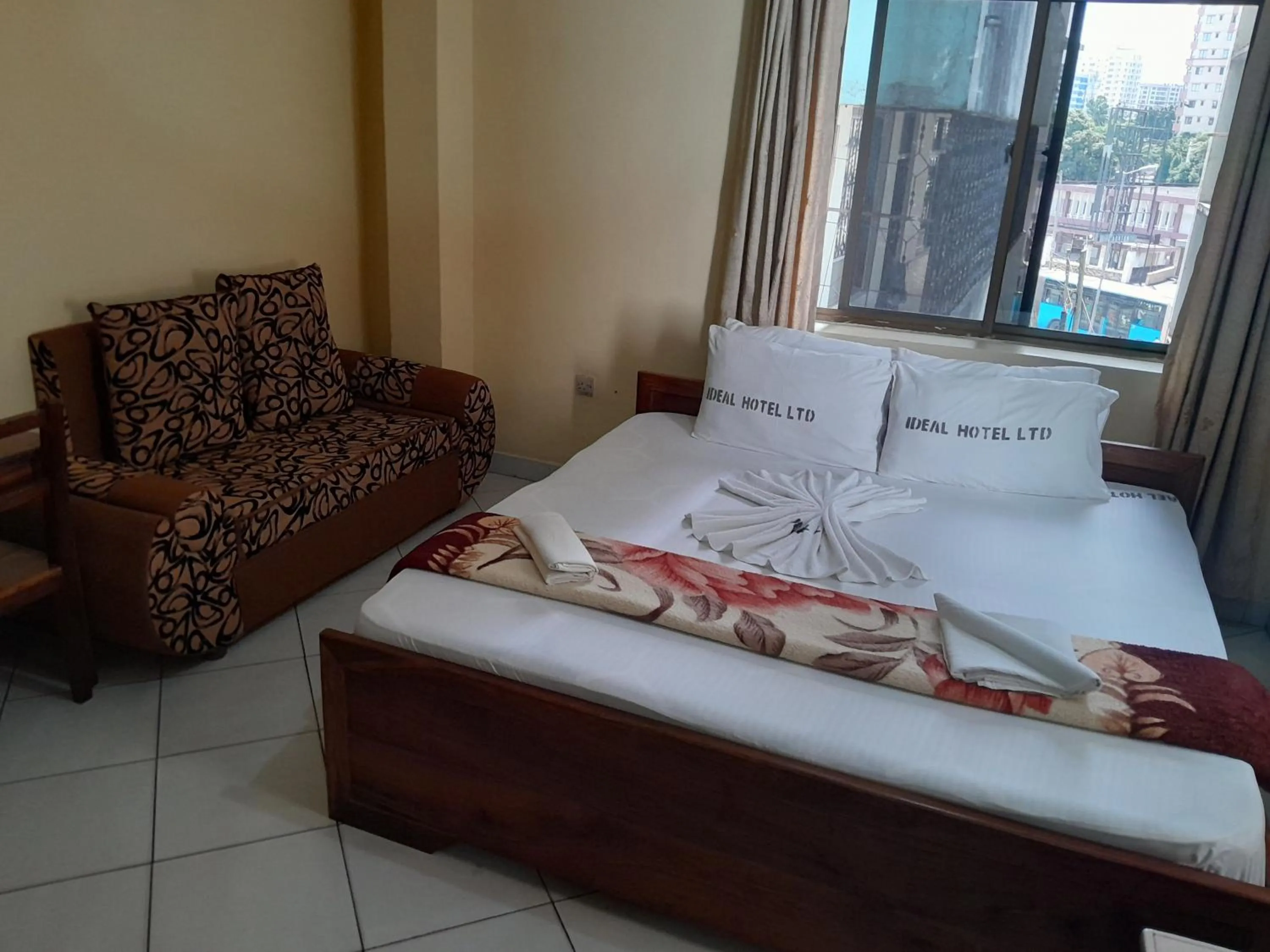 Living room, Bed in Hotel Ideal