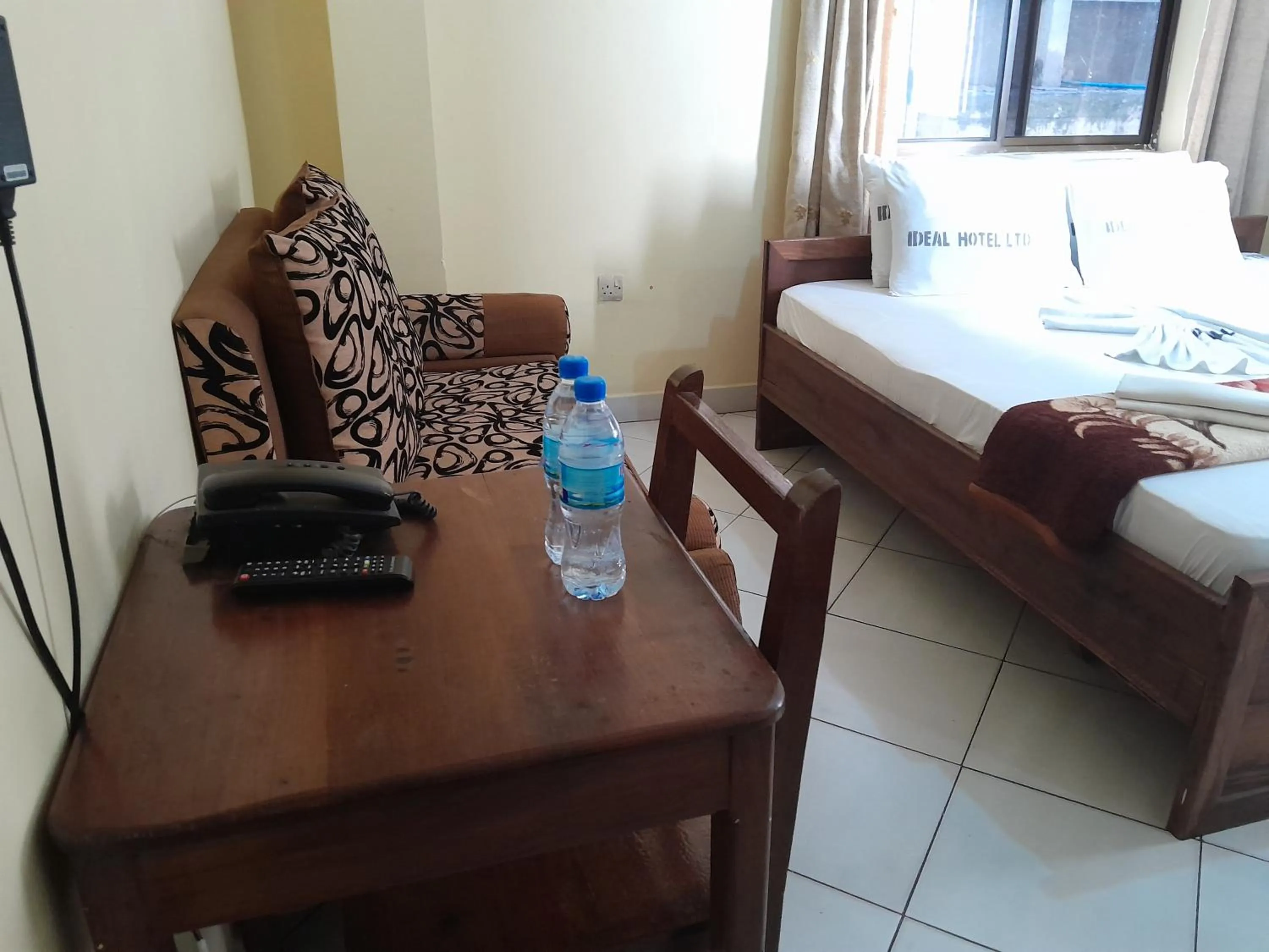 Living room, Bed in Hotel Ideal