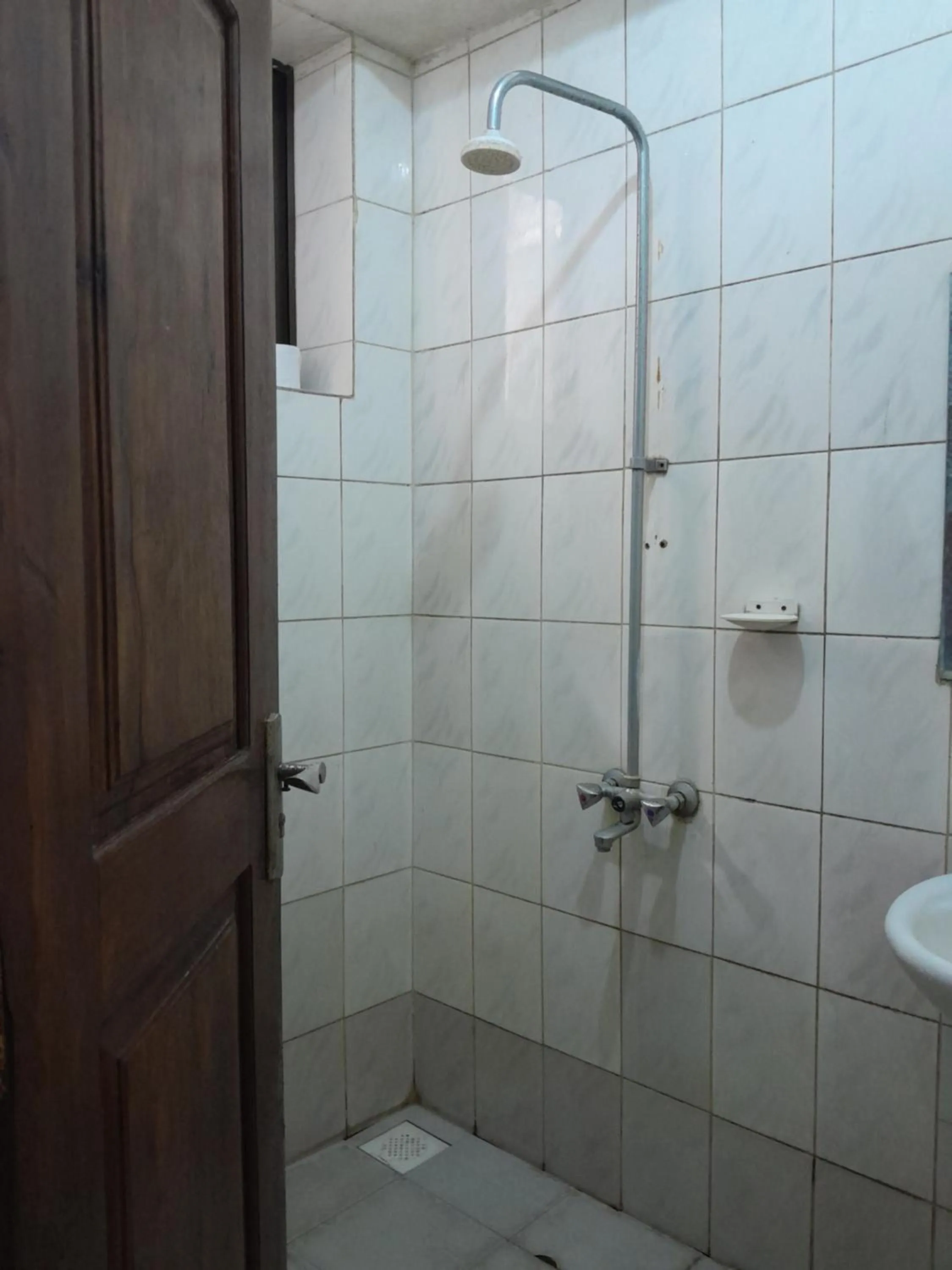 Shower in Hotel Ideal