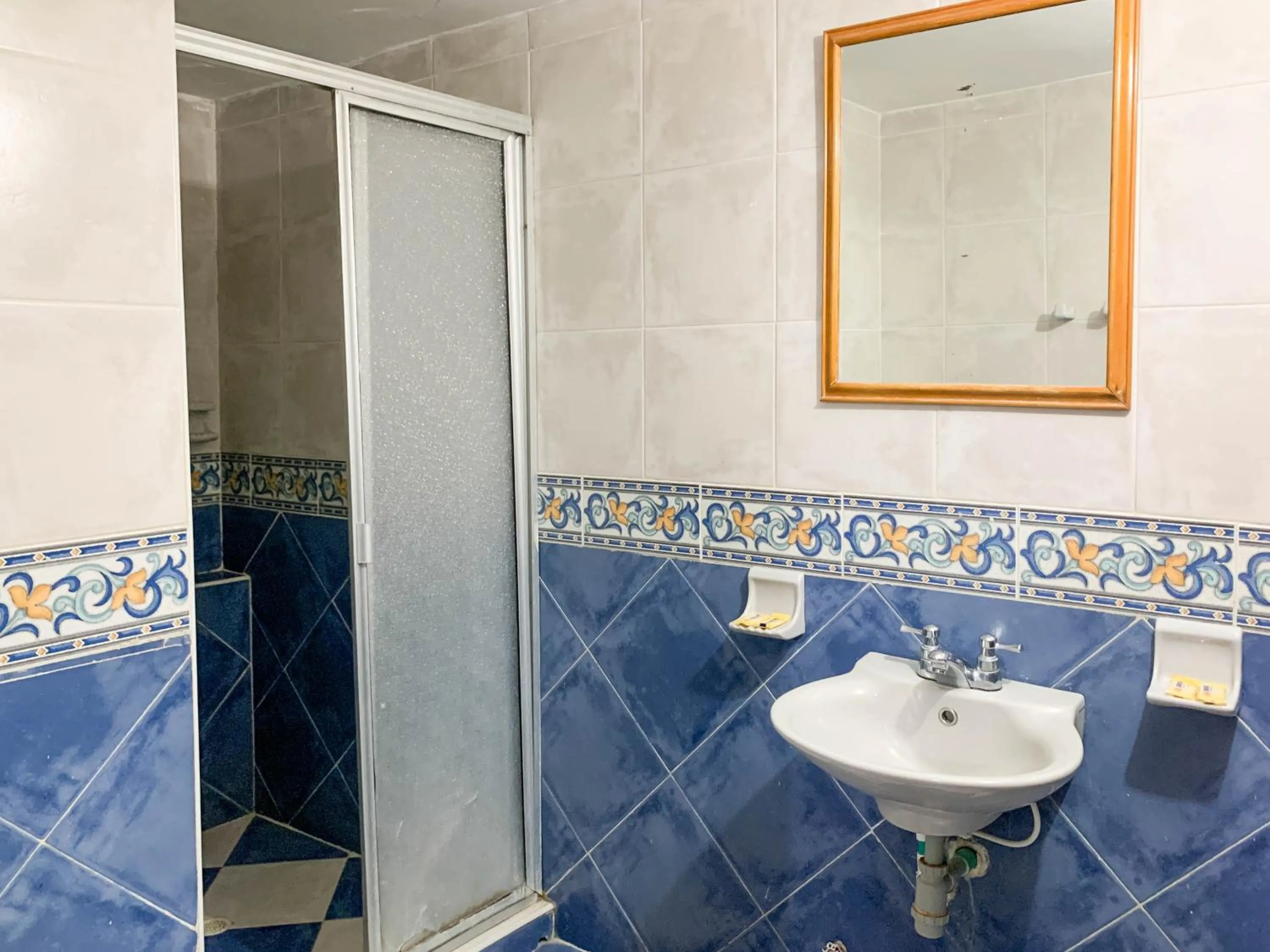 Shower in Hotel Veleros Cartagena