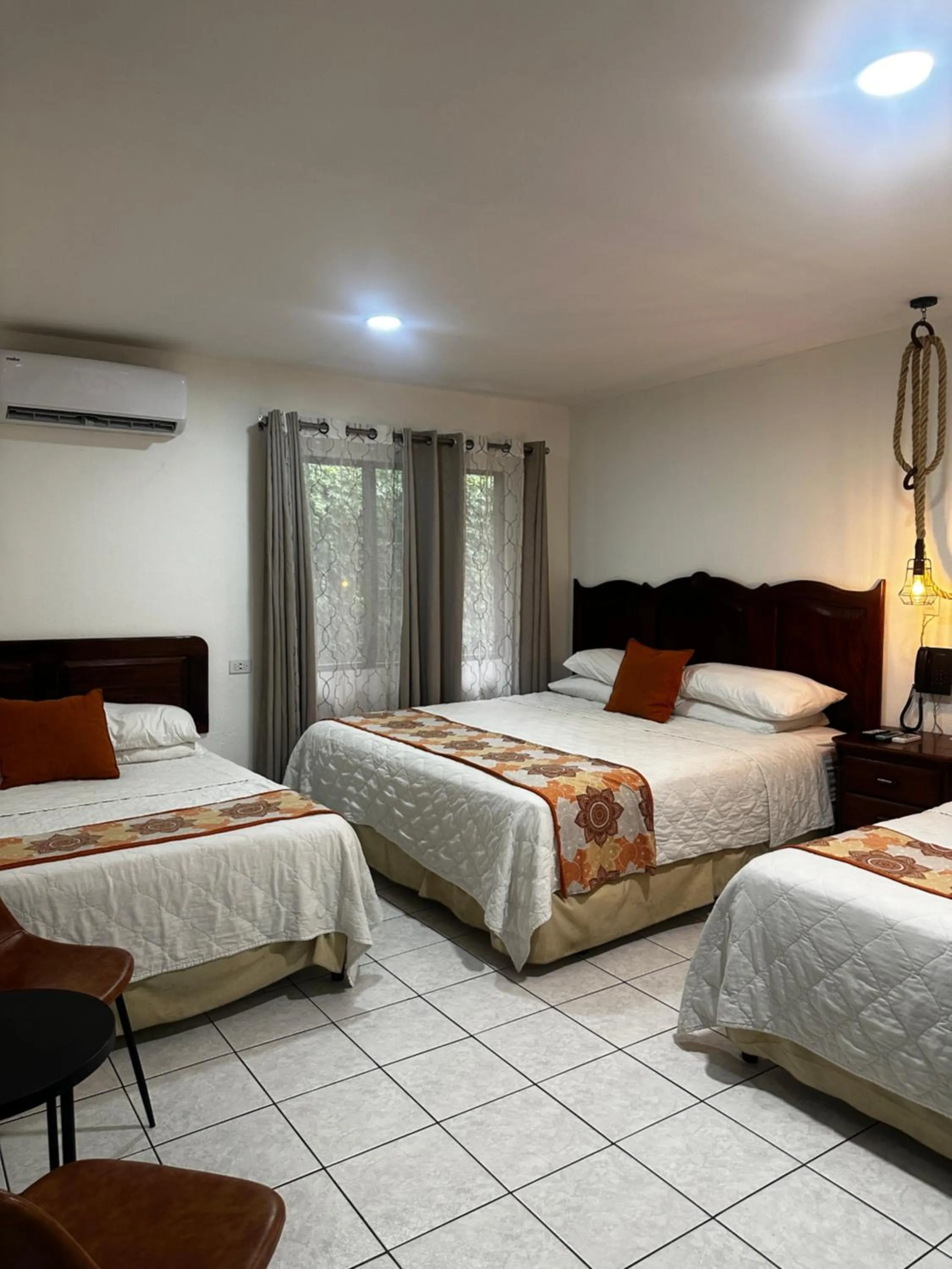 Bedroom, Bed in Berlor Airport Inn