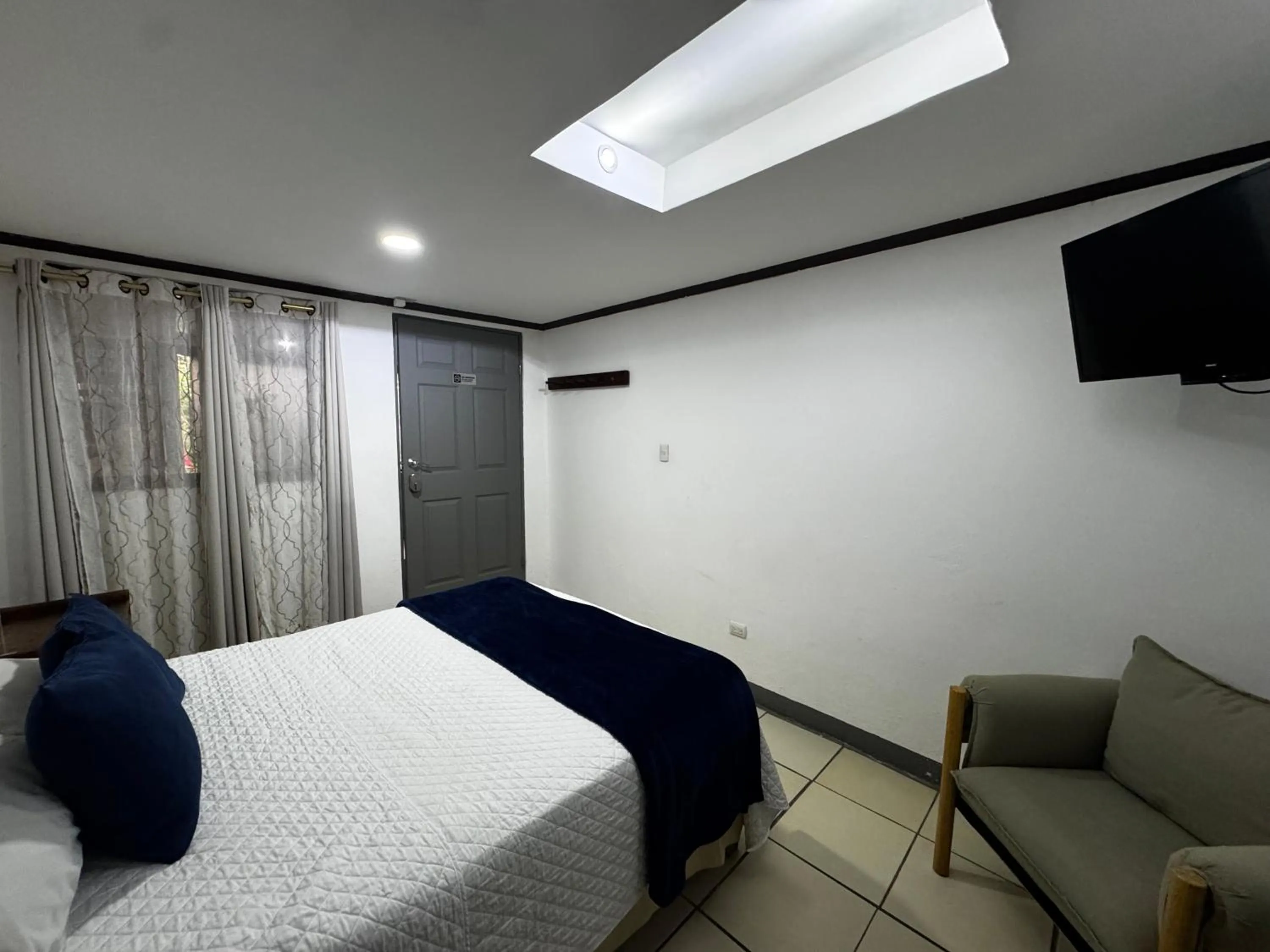 Bedroom, Bed in Berlor Airport Inn