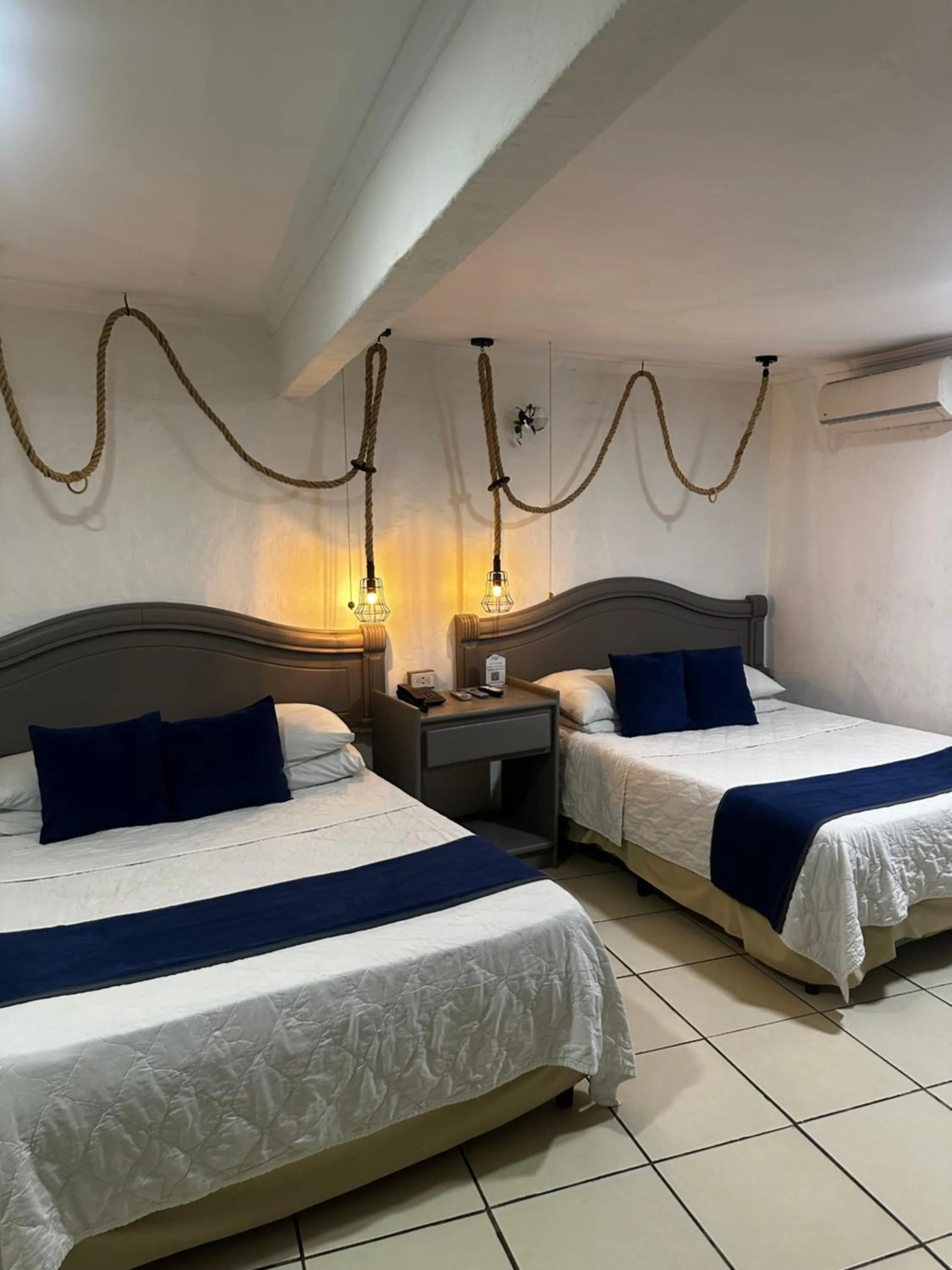 Bedroom, Bed in Berlor Airport Inn