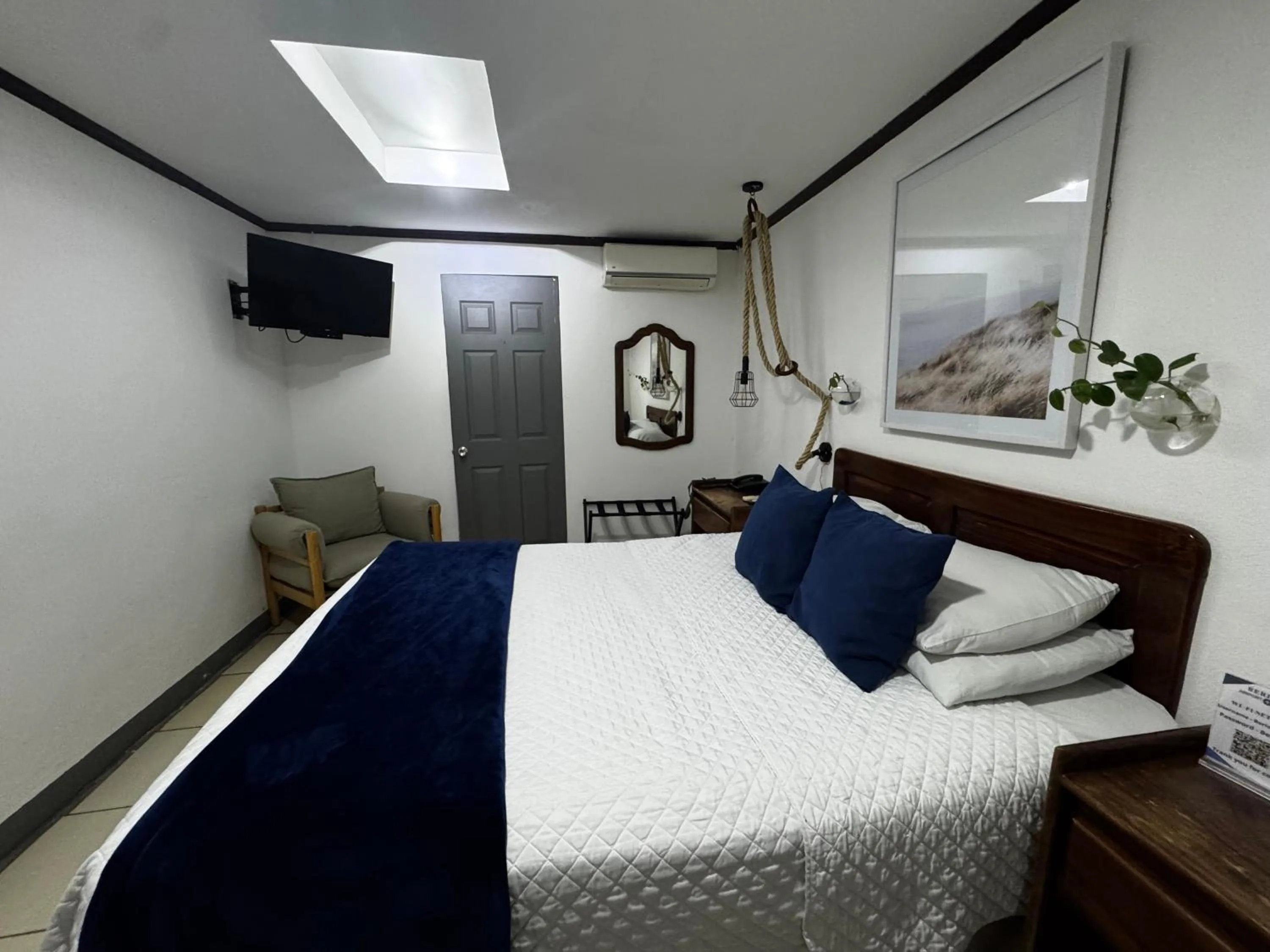 Bedroom, Bed in Berlor Airport Inn