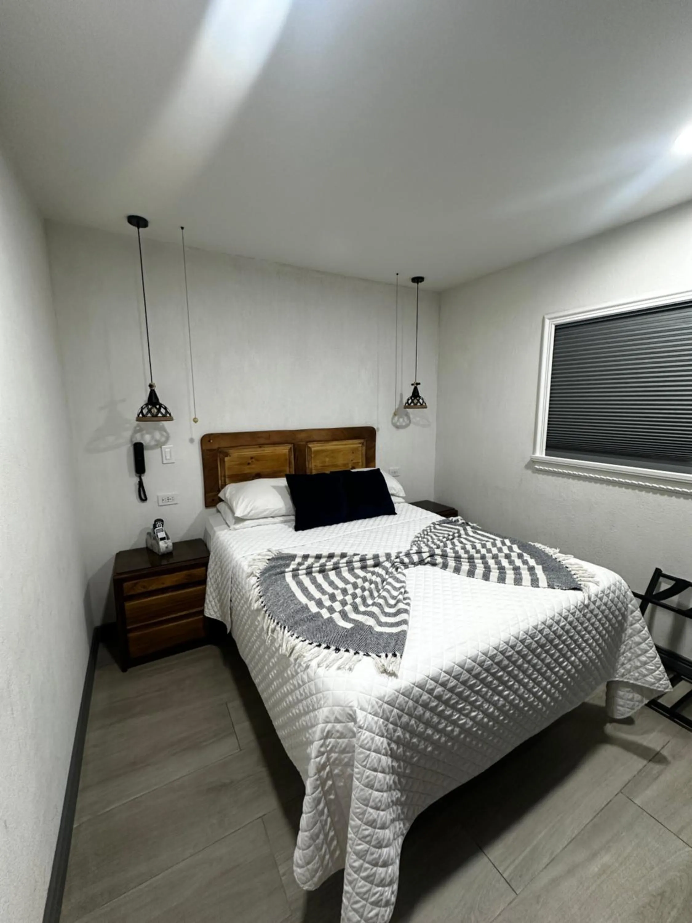 Bathroom, Bed in Berlor Airport Inn