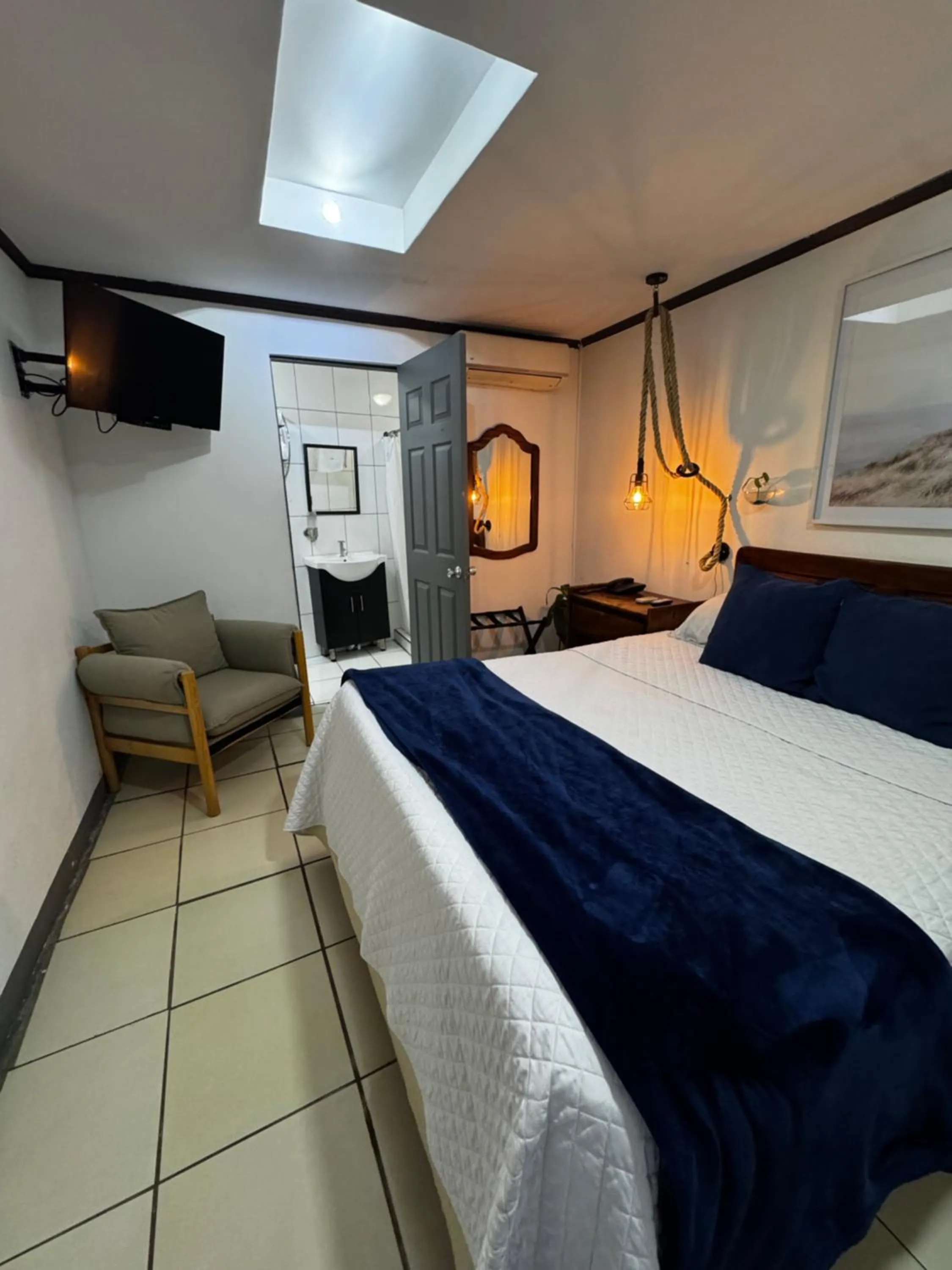 Bedroom, Bed in Berlor Airport Inn