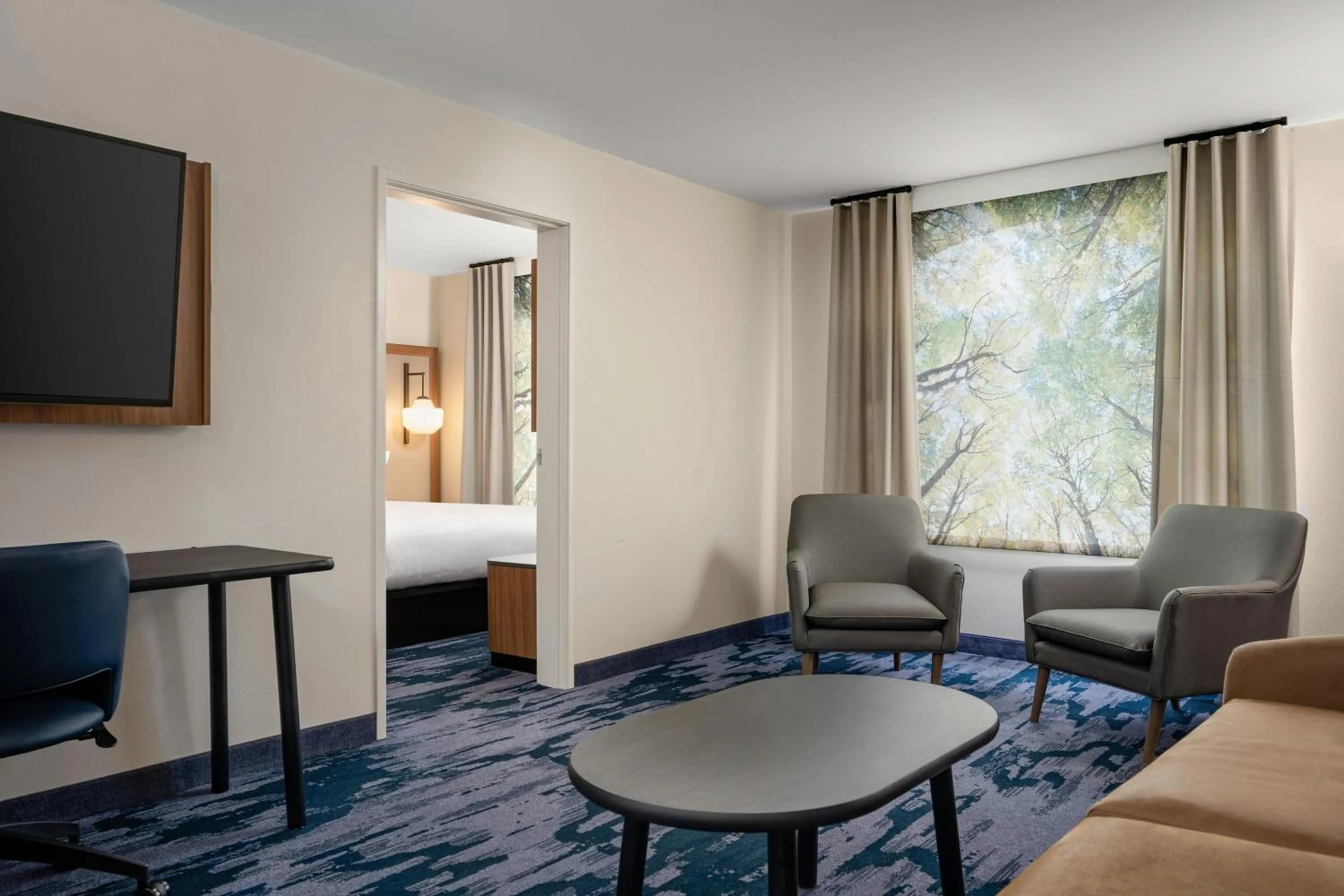 Living room, Bed in Fairfield Inn & Suites by Marriott Missoula Airport