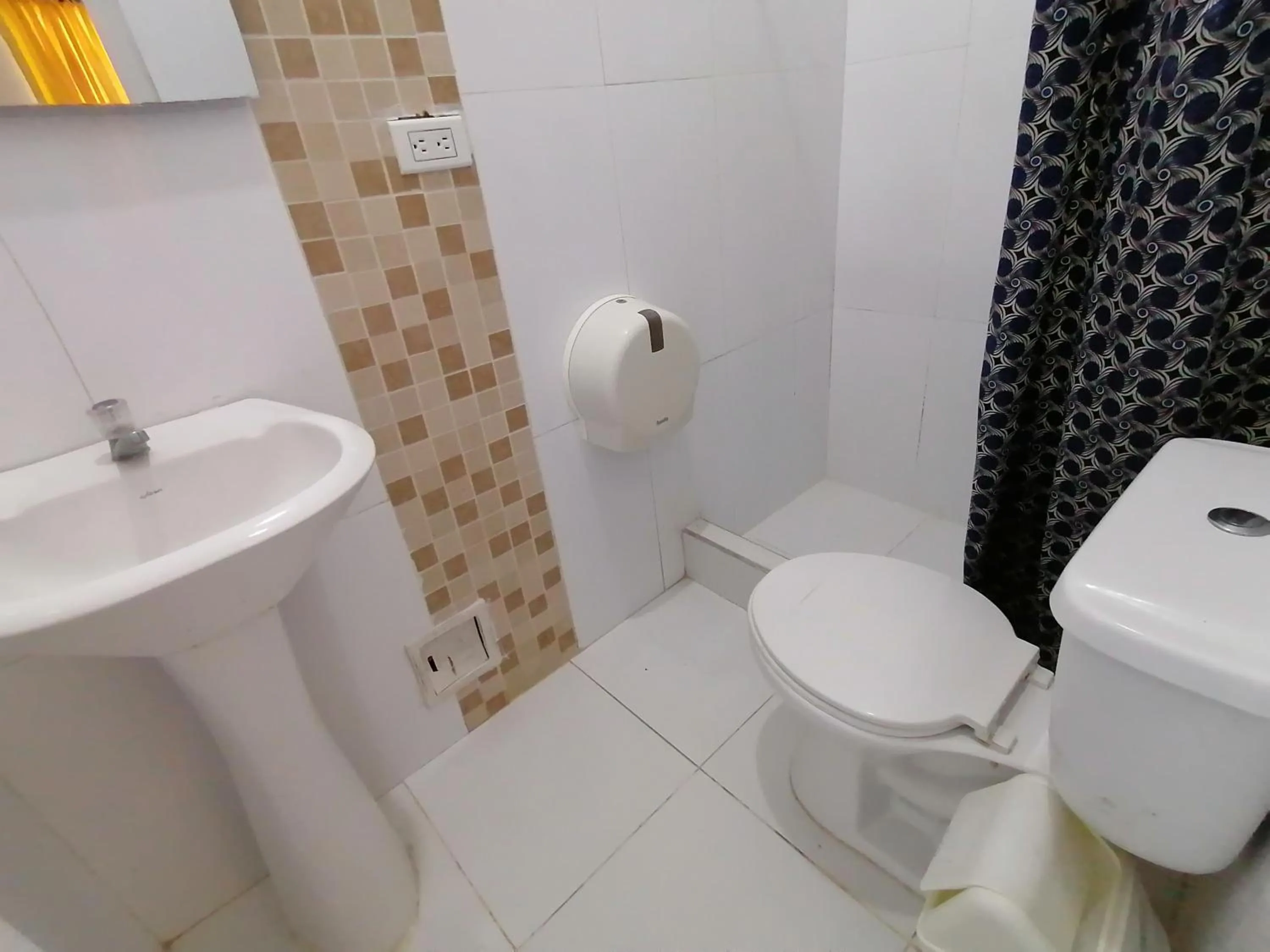 Shower in Hotel Montecarlo Beach