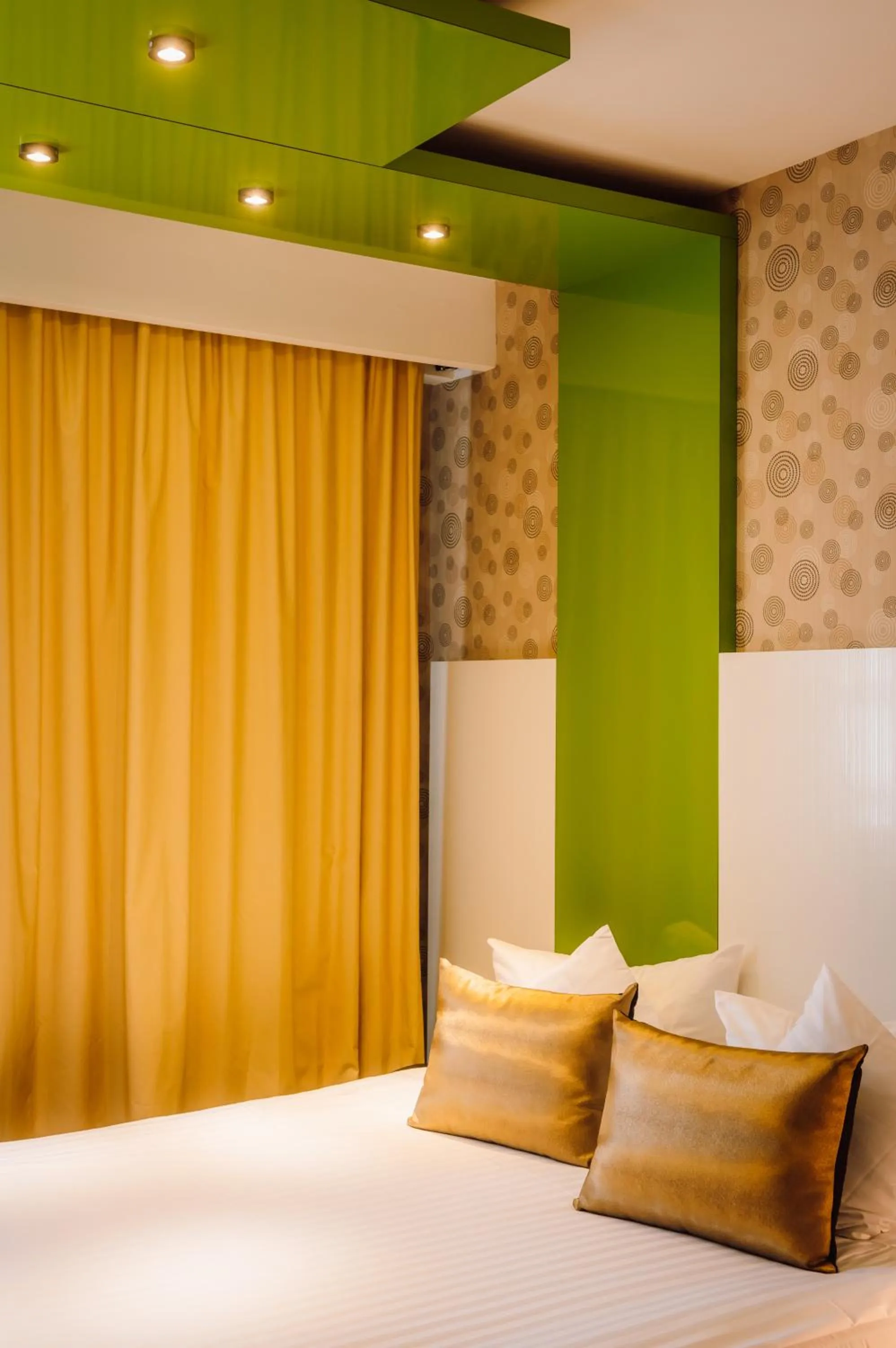 Bed in Plaza V Hotel