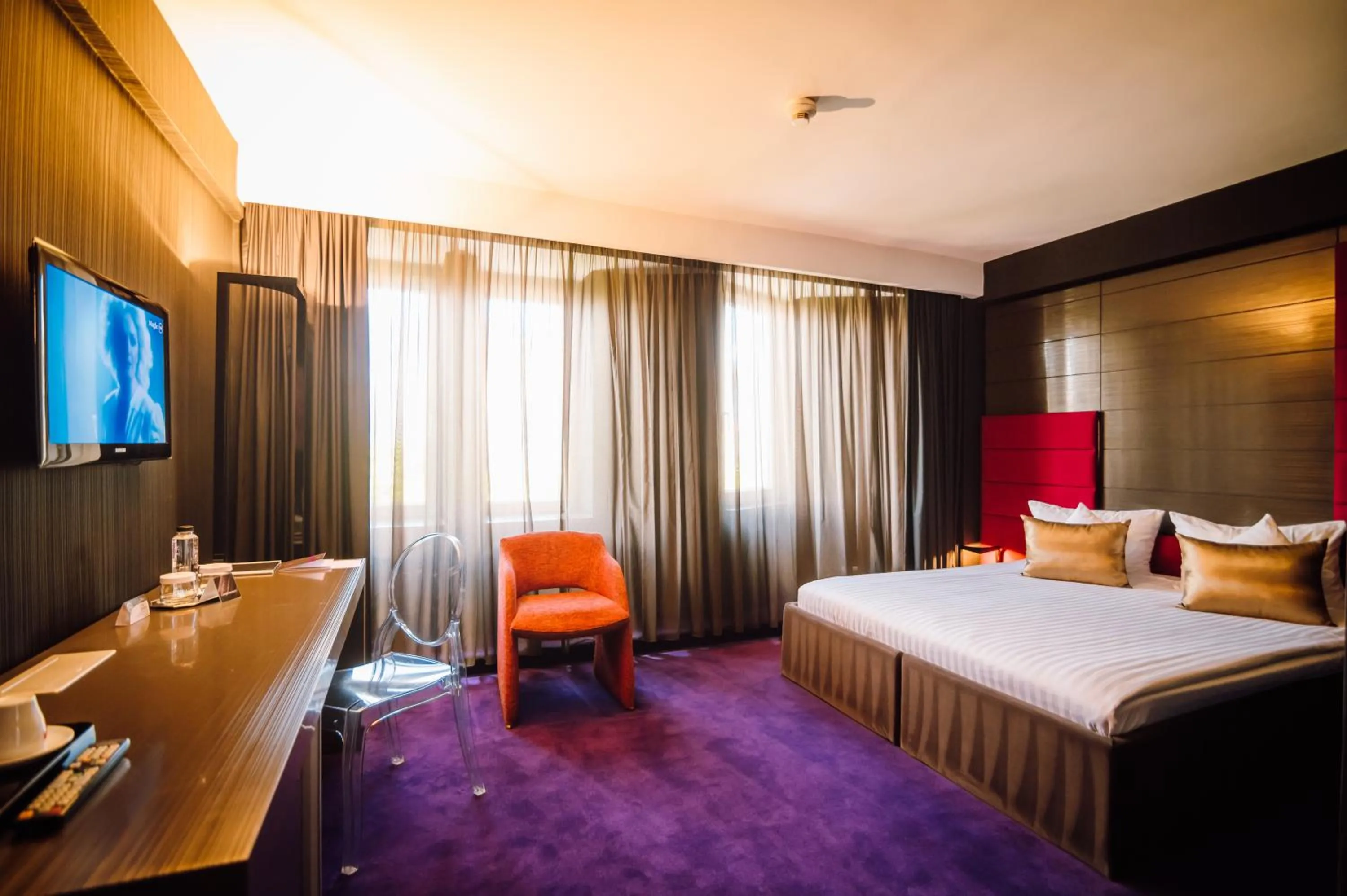 Bed in Plaza V Hotel