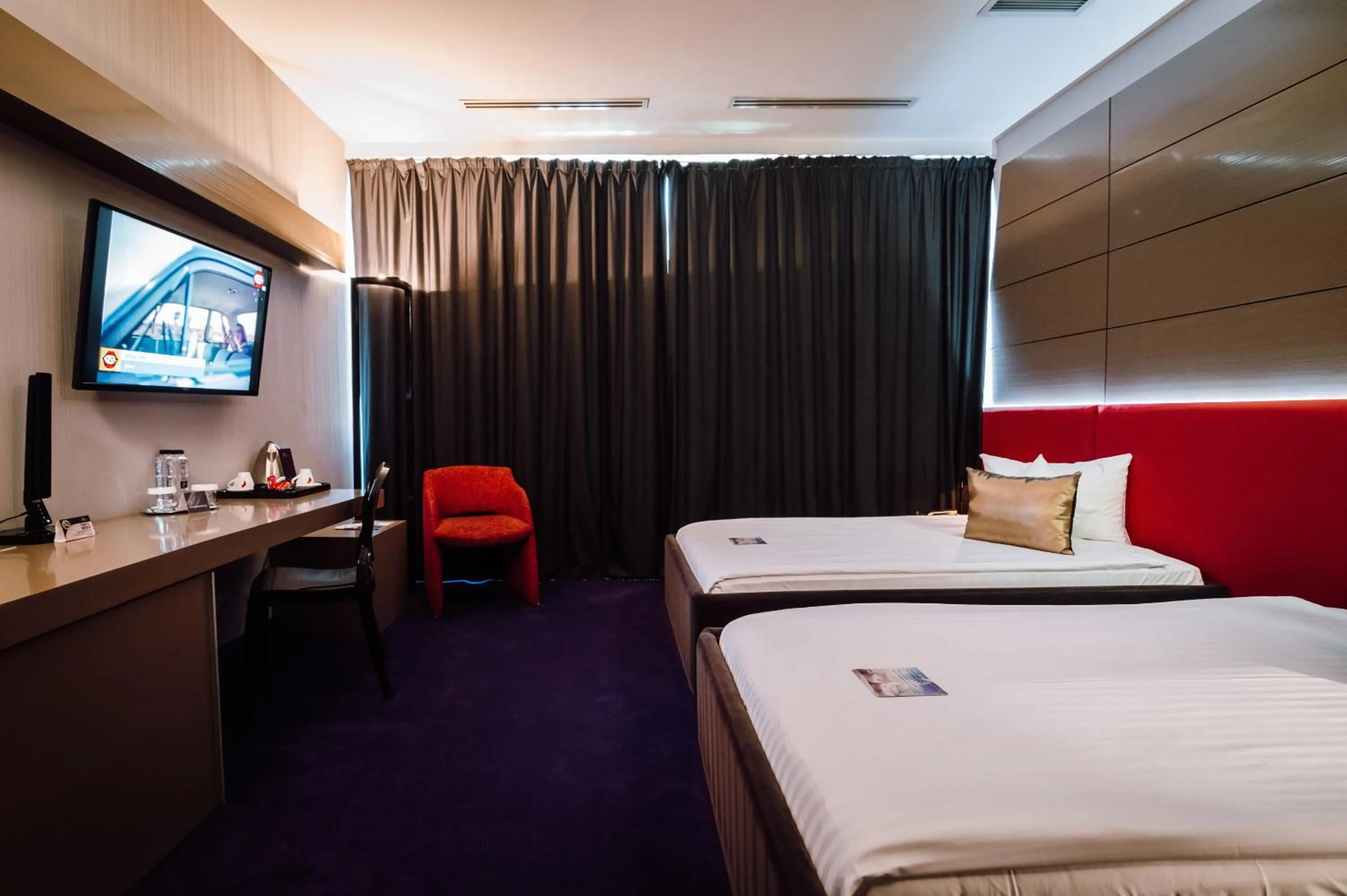 Bed in Plaza V Hotel