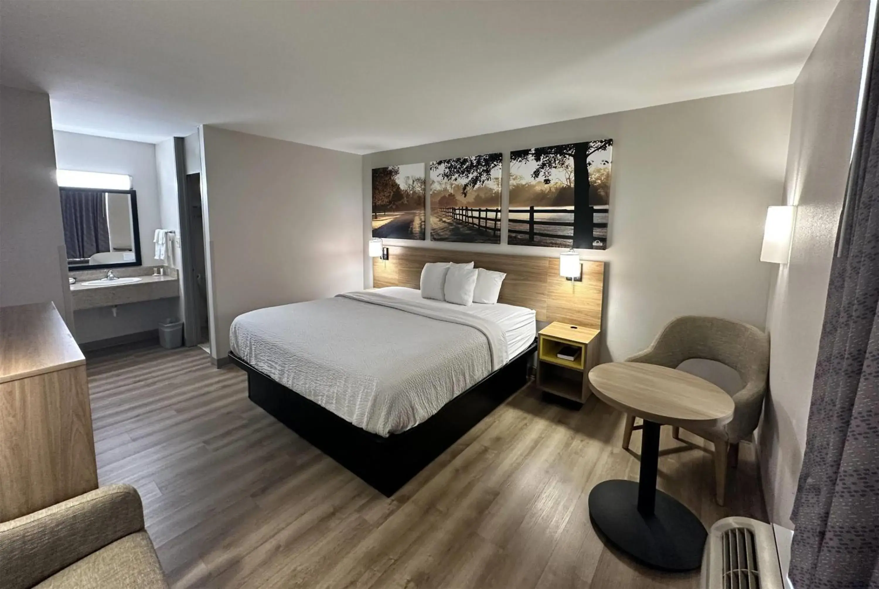 Photo of the whole room, Bed in Days Inn by Wyndham Adel I-75 Photo of the whole room, Bed in Days Inn by Wyndham Adel I-75