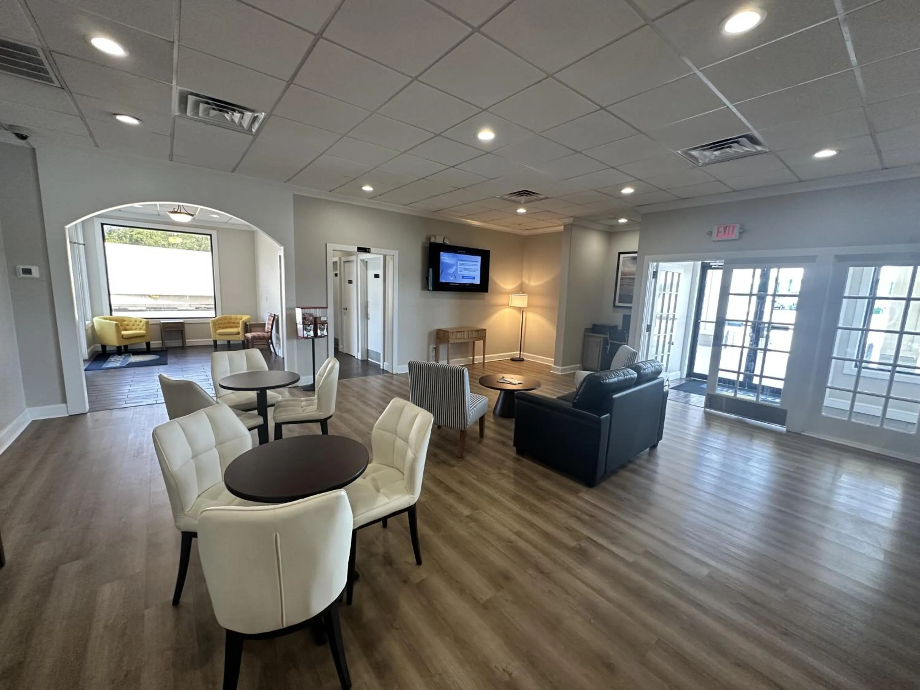 Communal lounge/ TV room in Days Inn by Wyndham Adel I-75