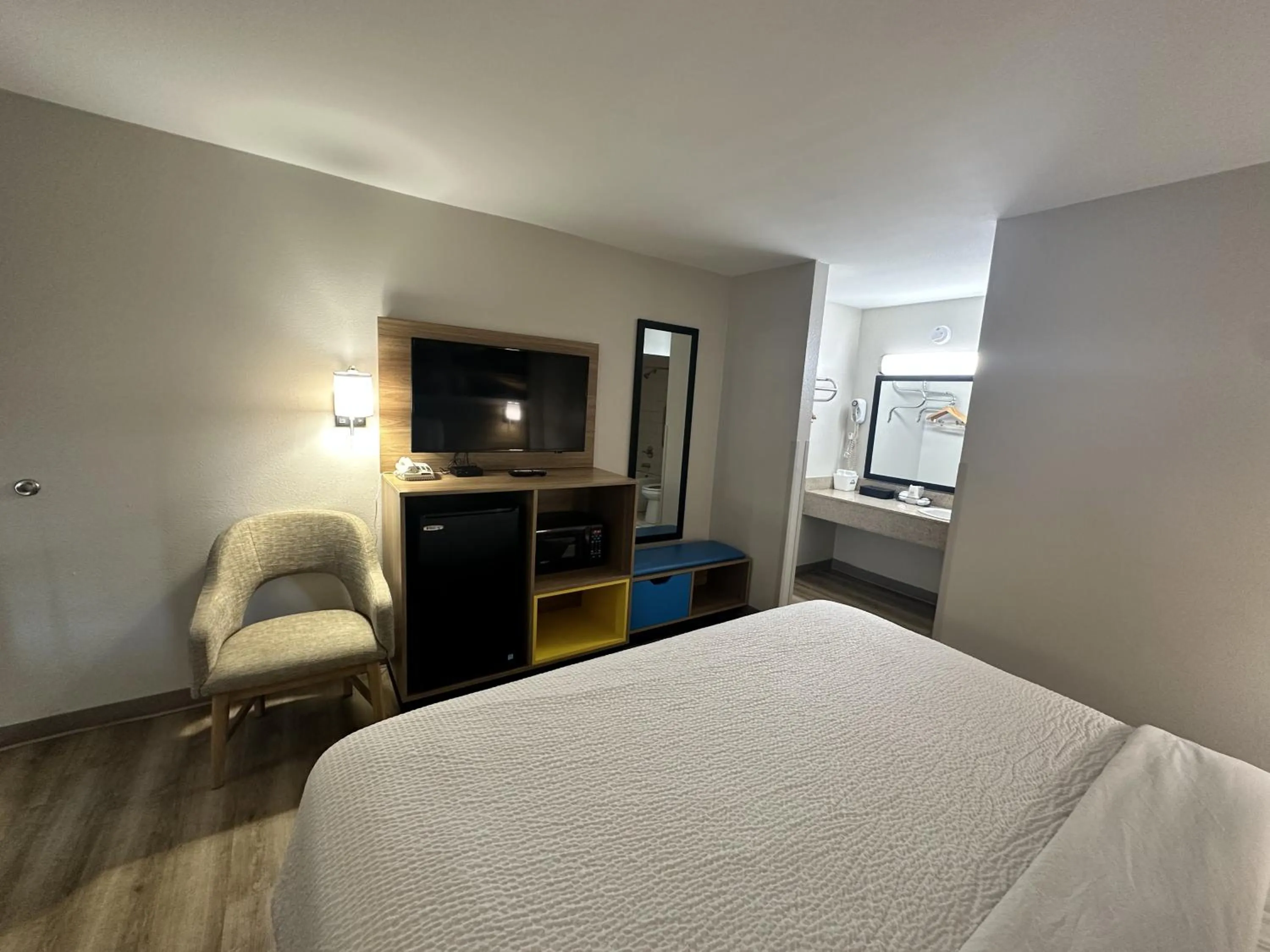 Bed in Days Inn by Wyndham Adel I-75