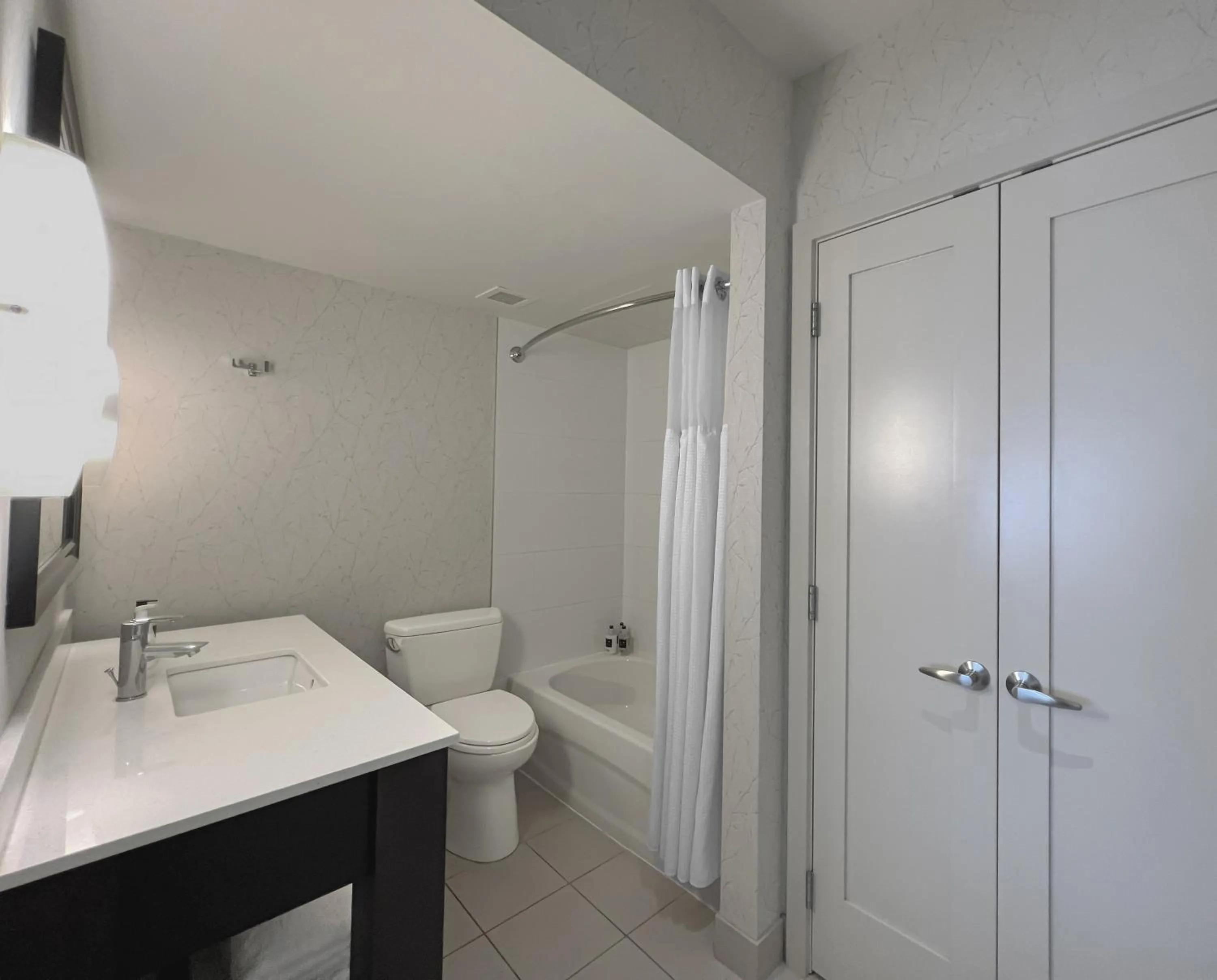 Shower, Bed in Coast Capri Hotel