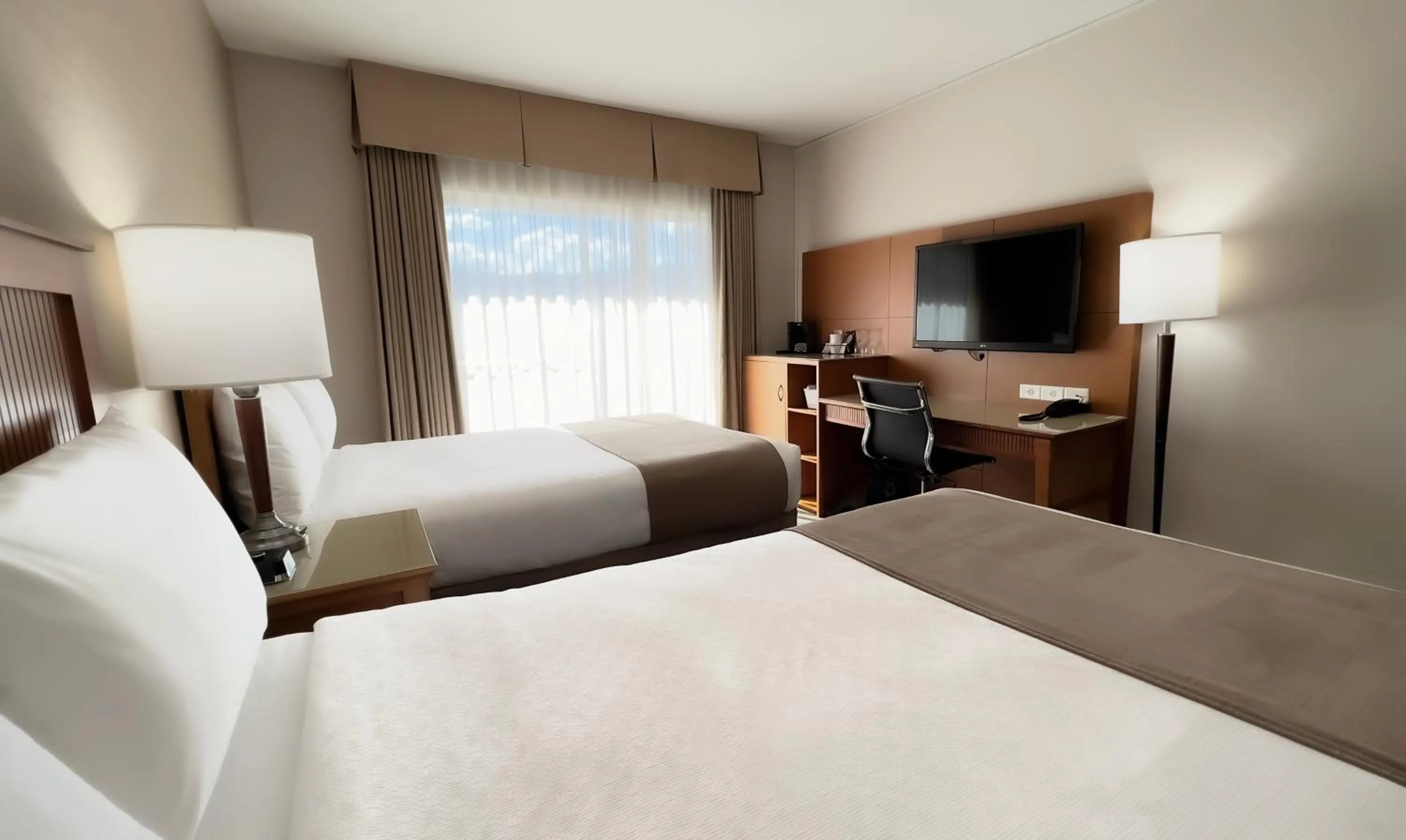 Communal lounge/ TV room, Bed in Coast Capri Hotel