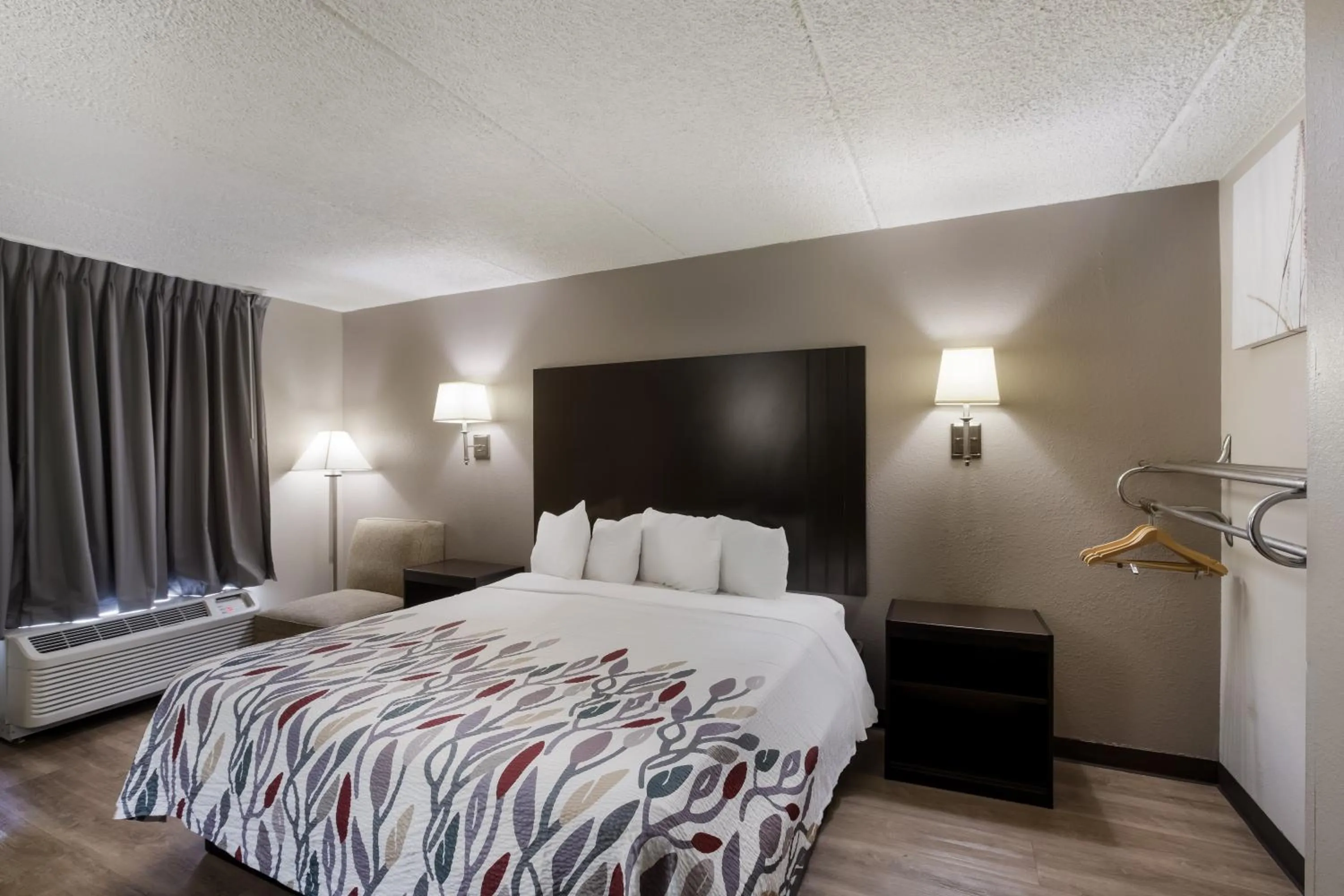 Bedroom, Bed in Red Roof Inn Atlanta Airport NE Conley