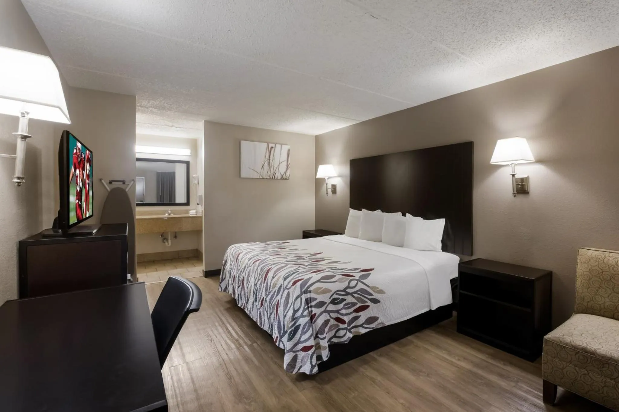 Bedroom, Bed in Red Roof Inn Atlanta Airport NE Conley