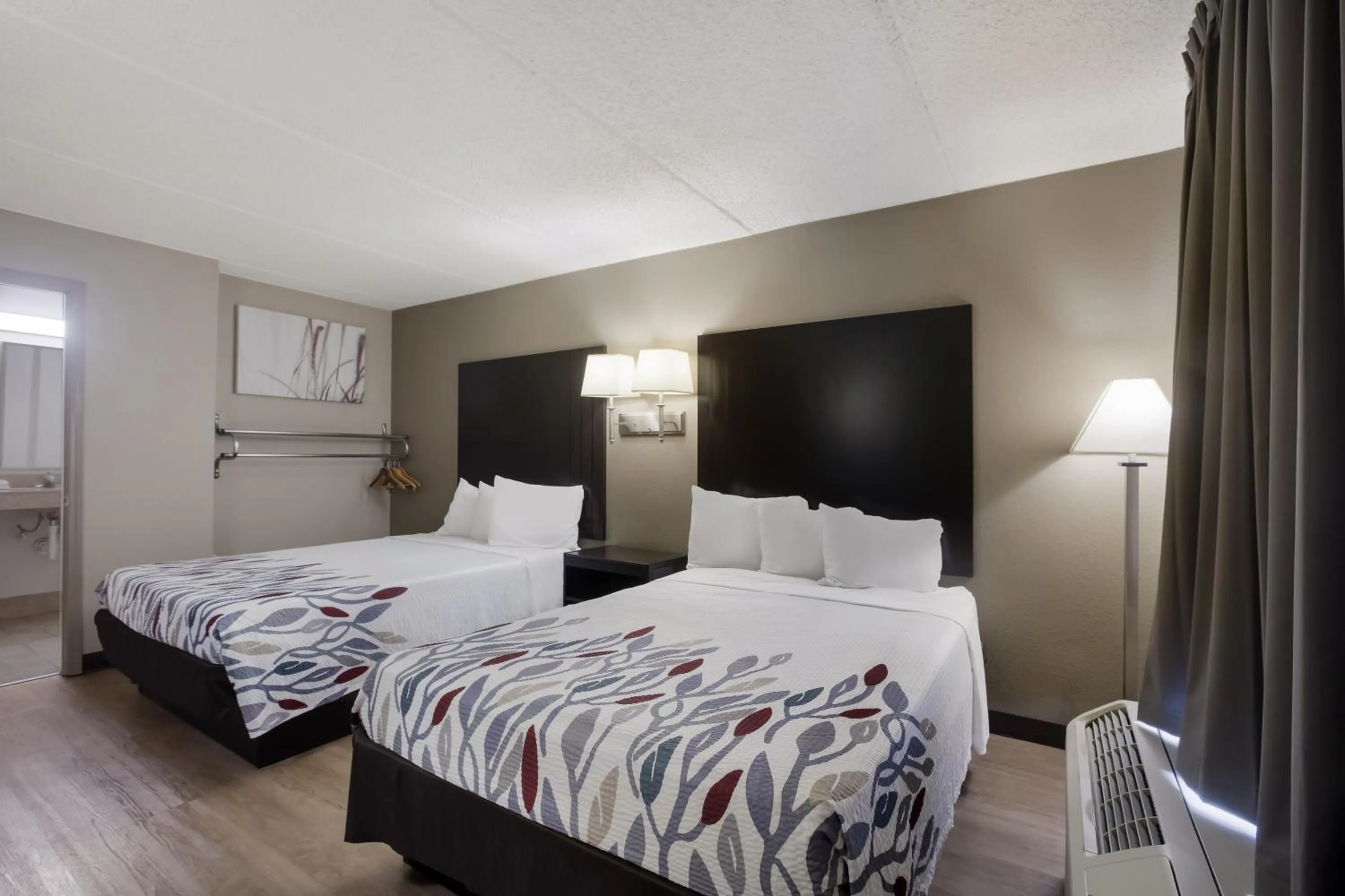 Bedroom, Bed in Red Roof Inn Atlanta Airport NE Conley