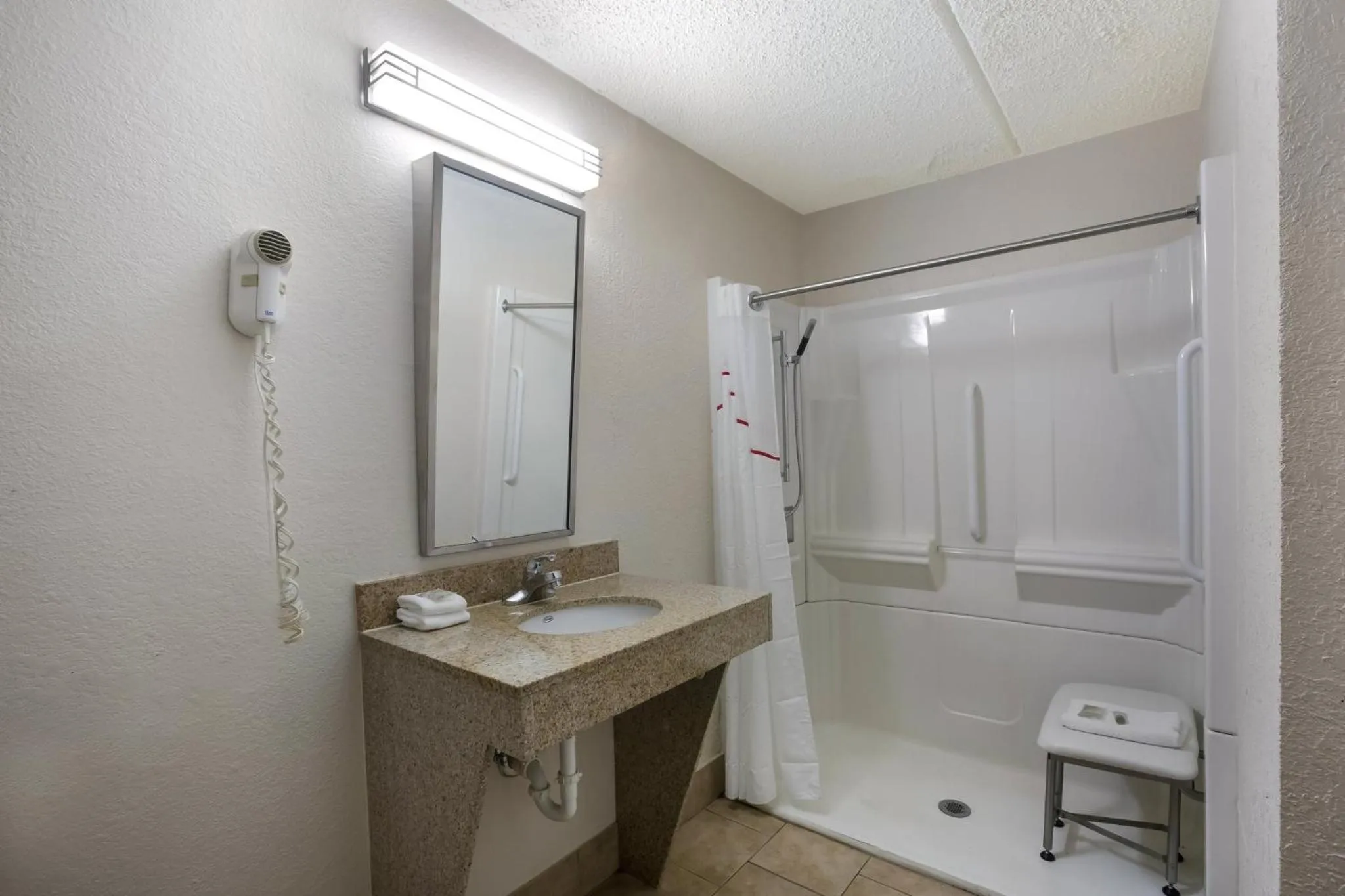 Bathroom in Red Roof Inn Atlanta Airport NE Conley