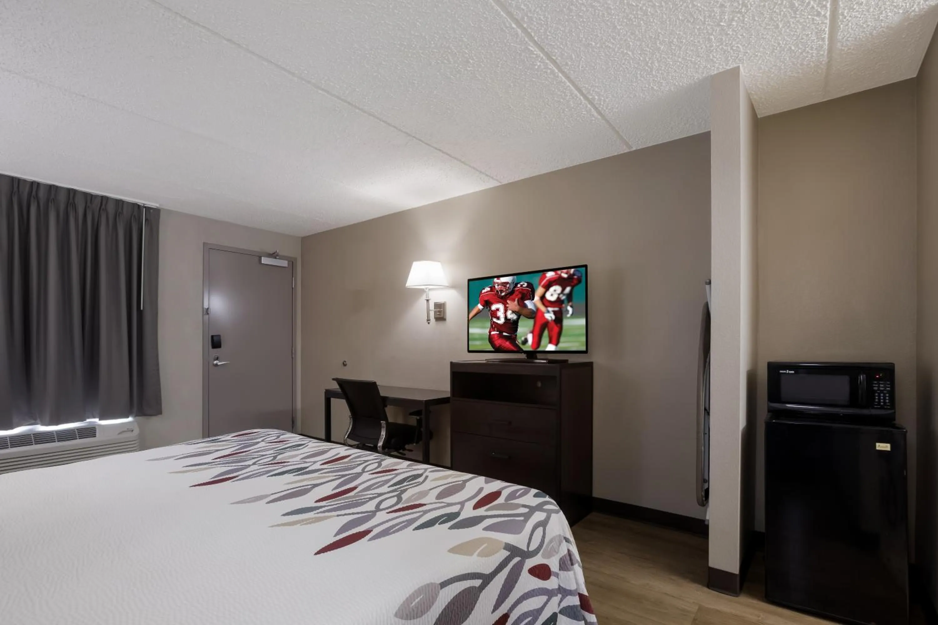 Bedroom, Bed in Red Roof Inn Atlanta Airport NE Conley