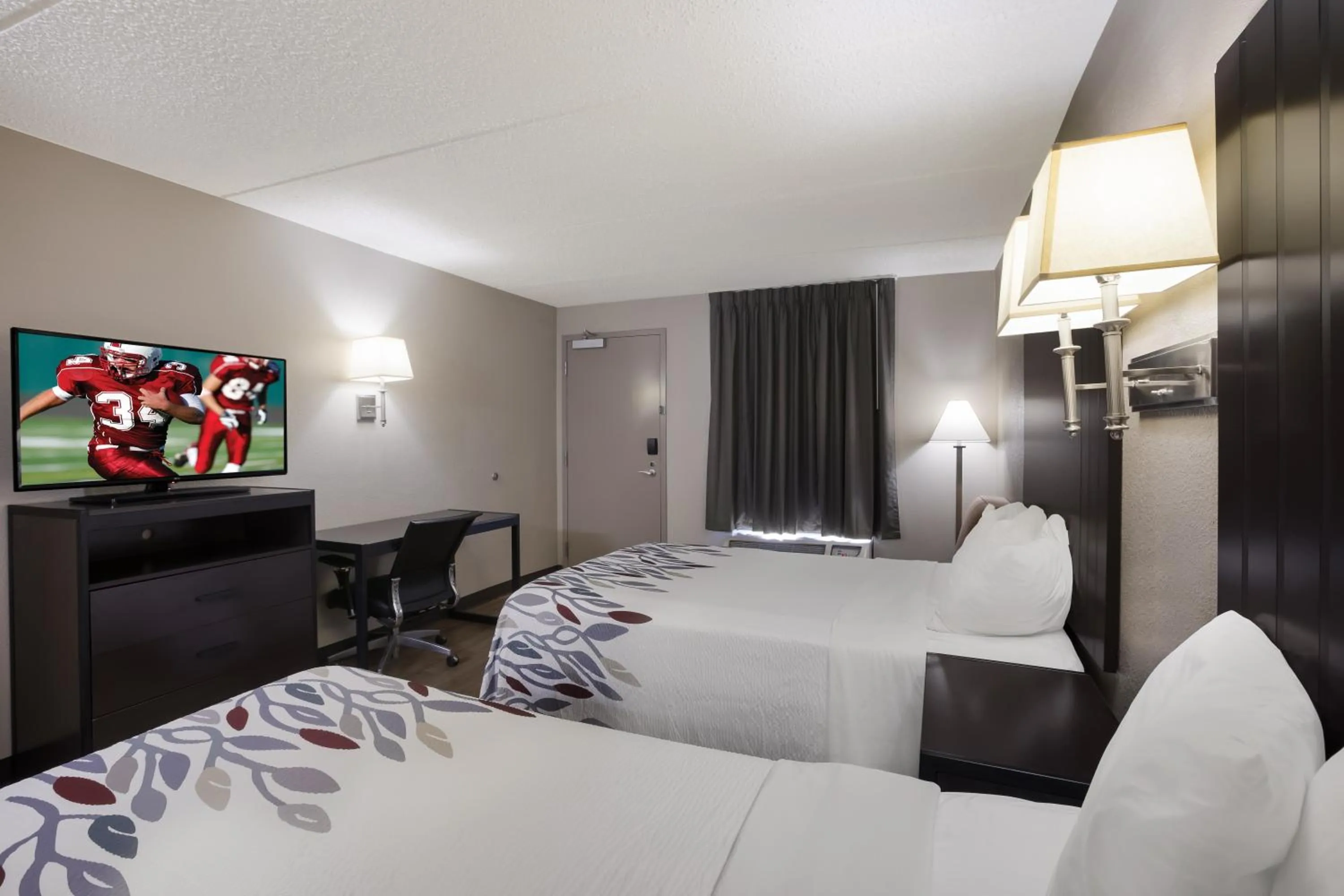 Bedroom, Bed in Red Roof Inn Atlanta Airport NE Conley