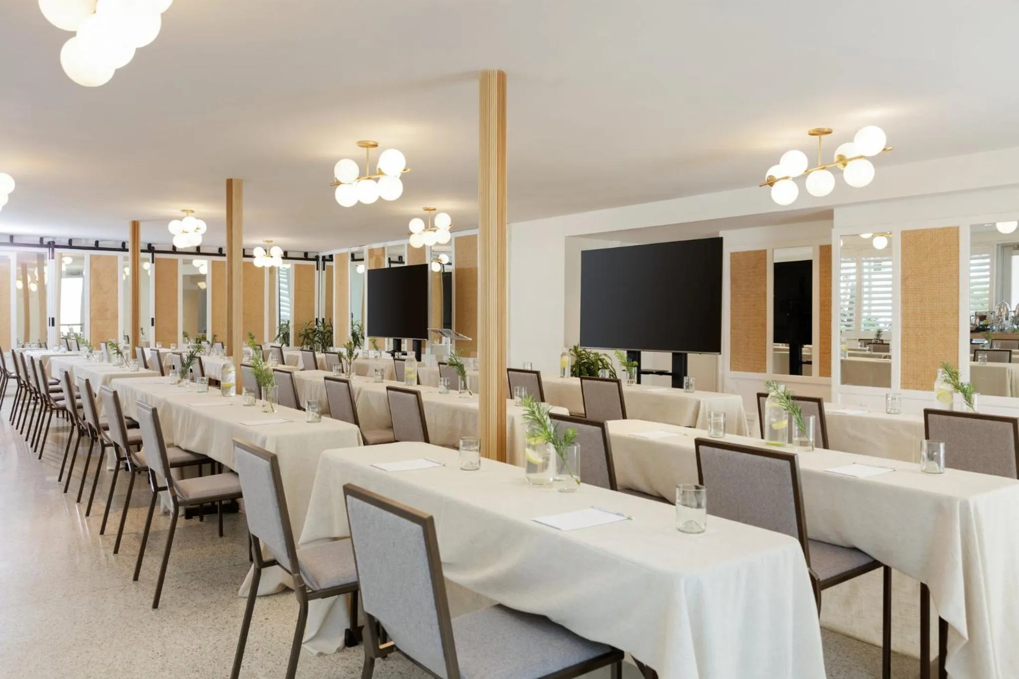 Meeting/conference room in Kimpton Surfcomber Hotel by IHG