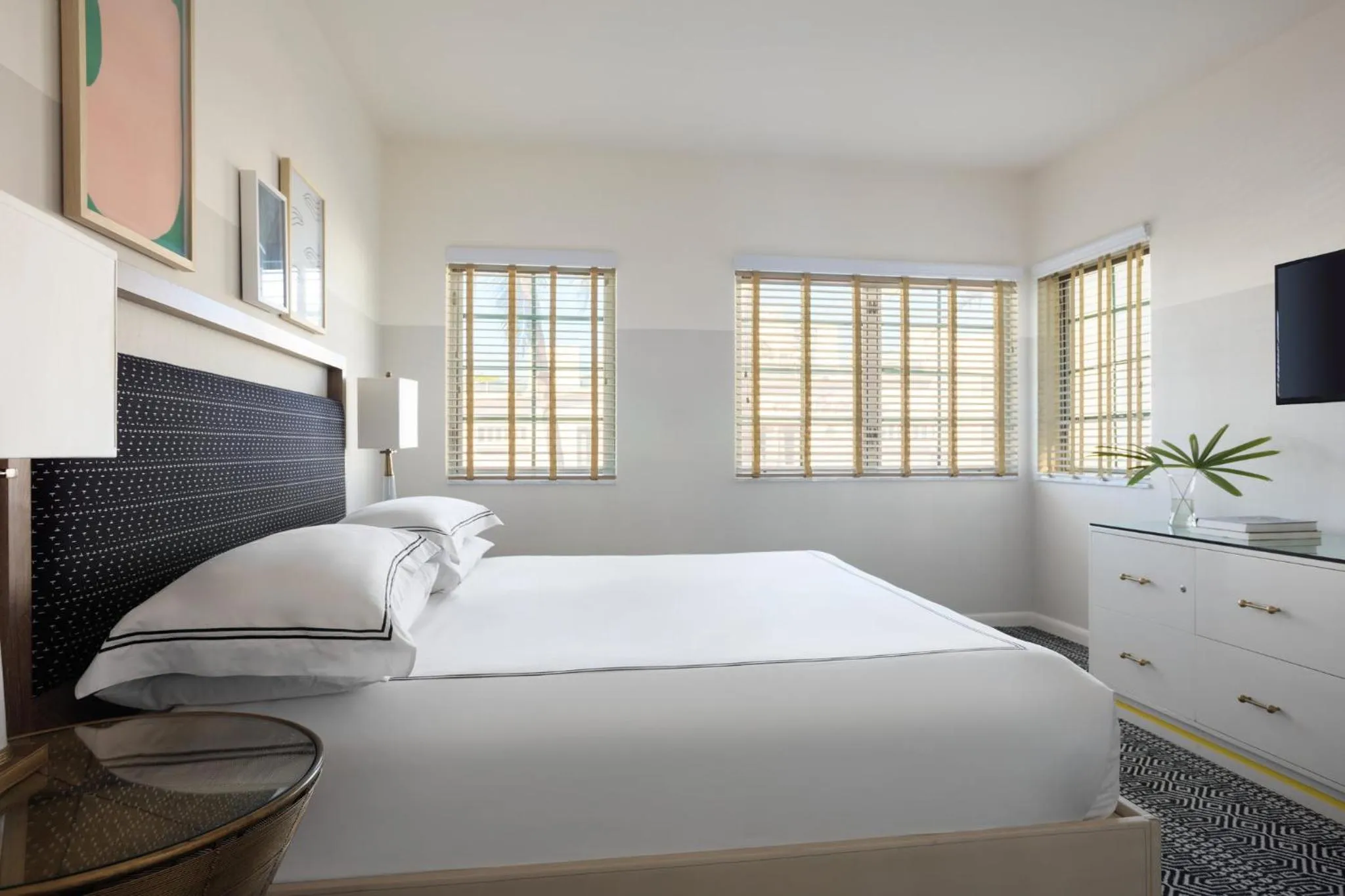 Photo of the whole room, Bed in Kimpton Surfcomber Hotel by IHG