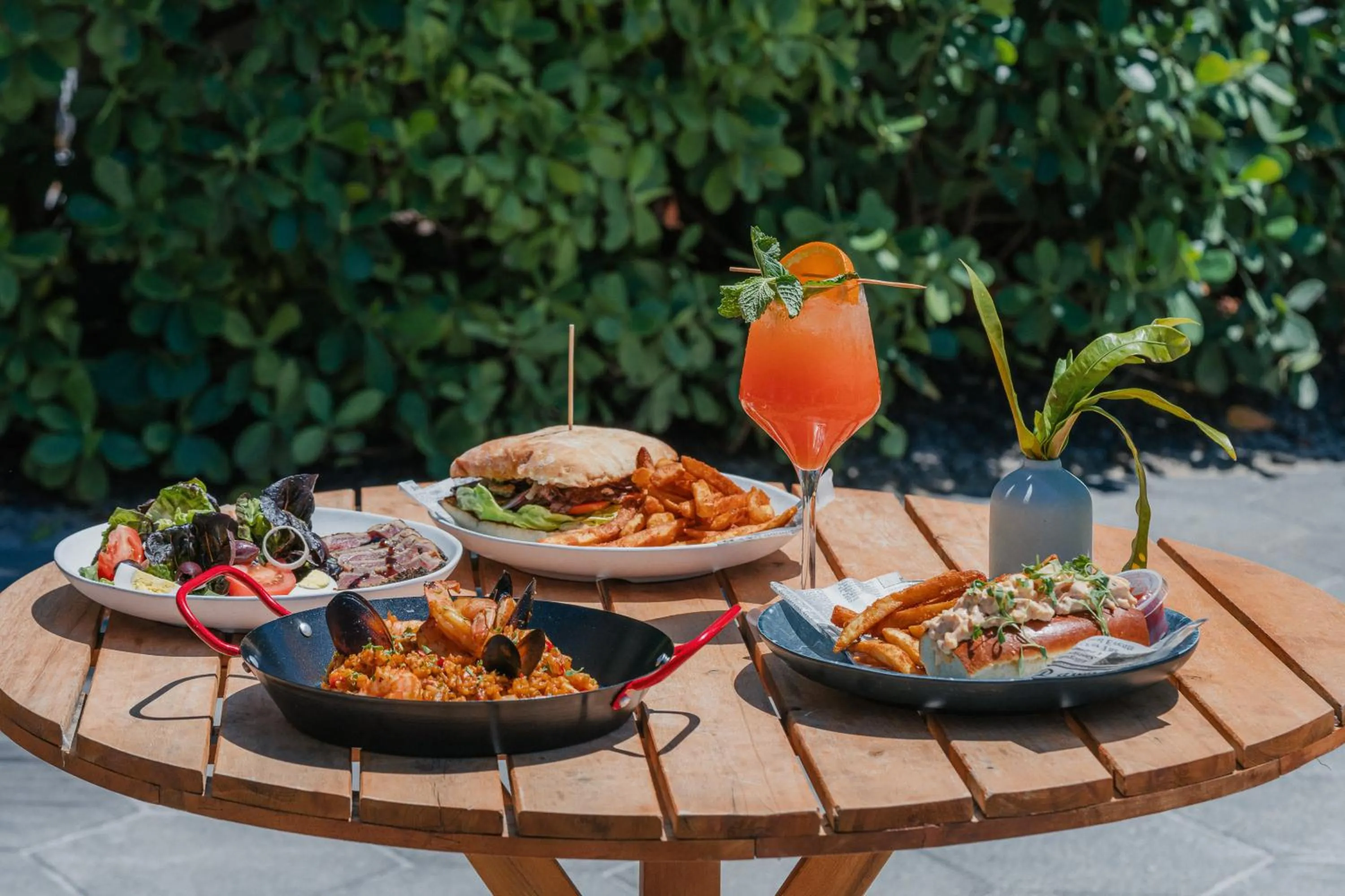 Restaurant/places to eat in Kimpton Surfcomber Hotel by IHG