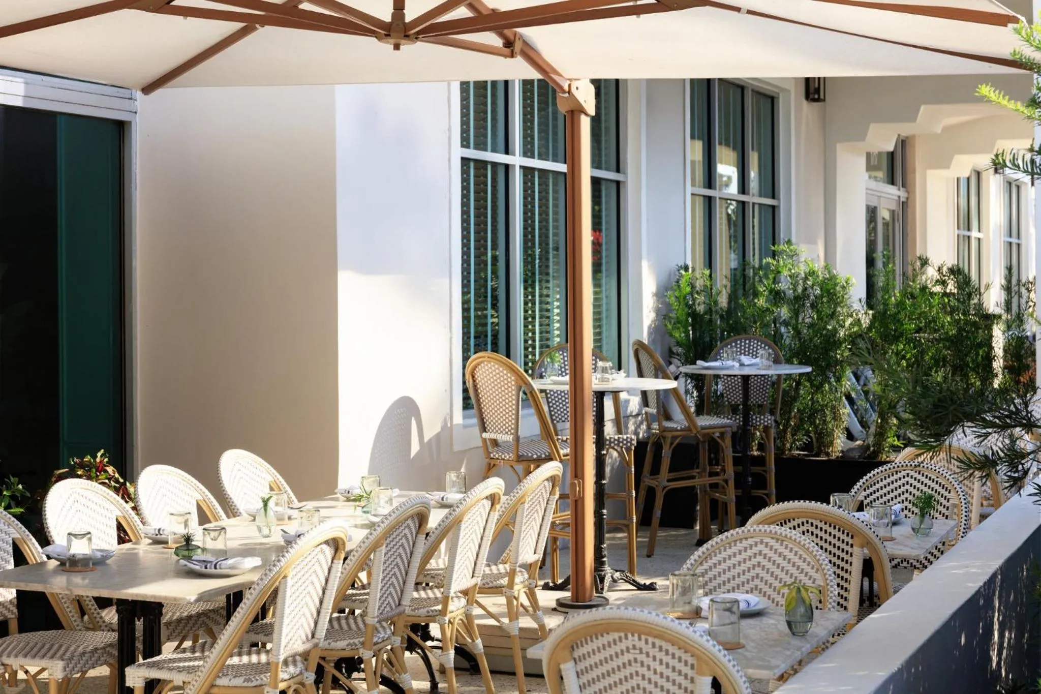 Restaurant/places to eat in Kimpton Surfcomber Hotel by IHG