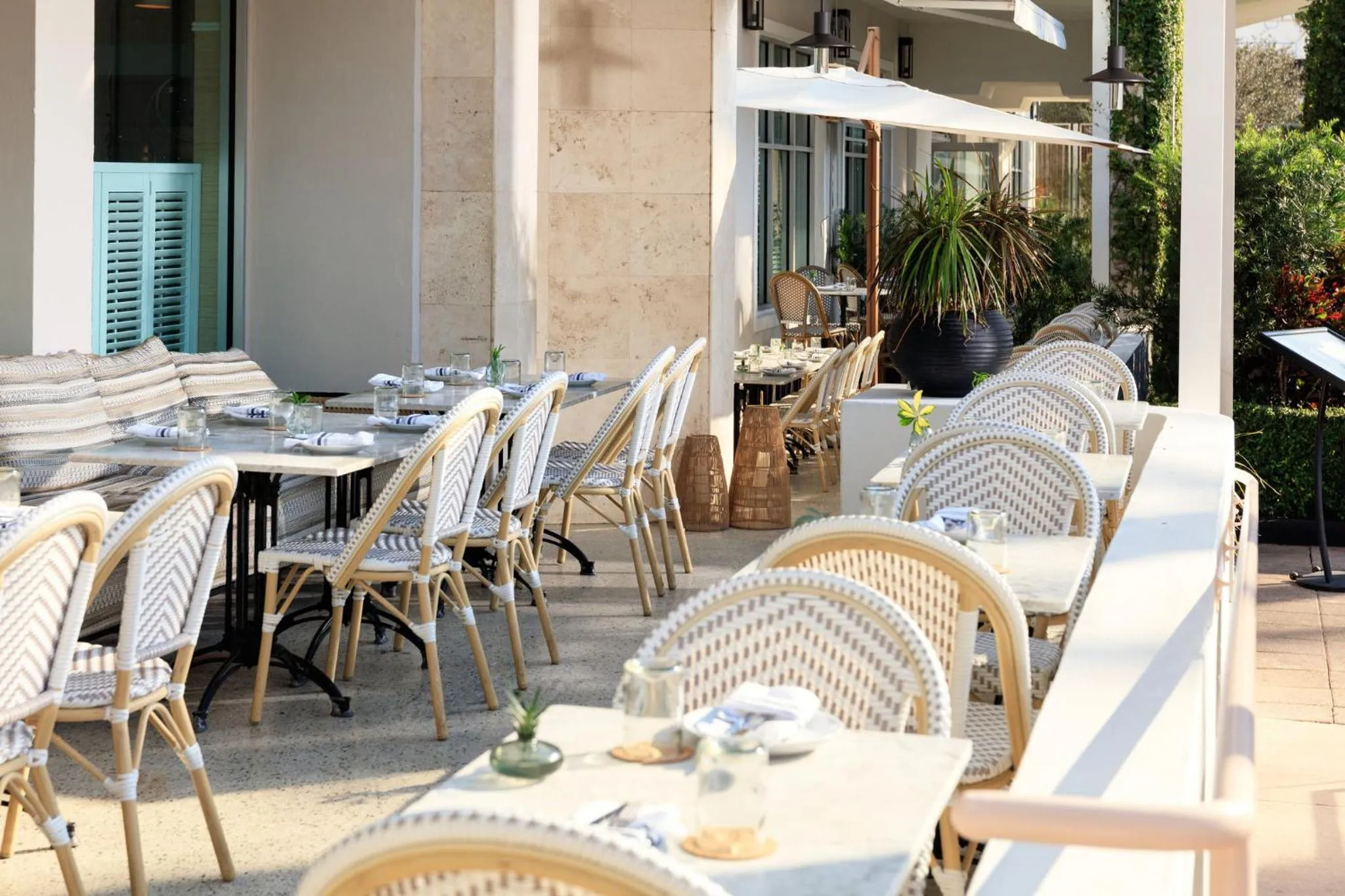 Restaurant/places to eat in Kimpton Surfcomber Hotel by IHG