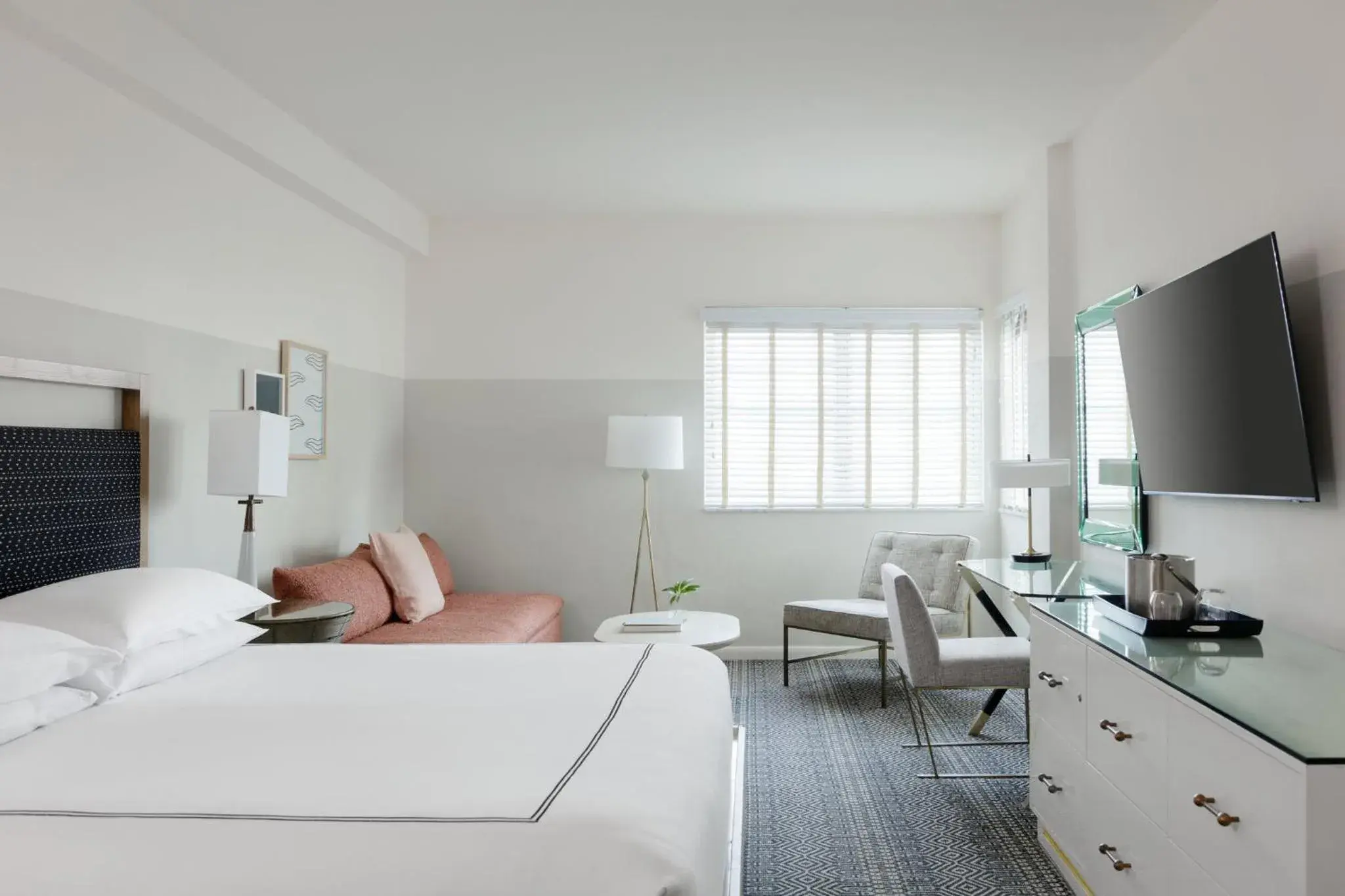 Photo of the whole room, Bed in Kimpton Surfcomber Hotel by IHG Photo of the whole room, Bed in Kimpton Surfcomber Hotel by IHG