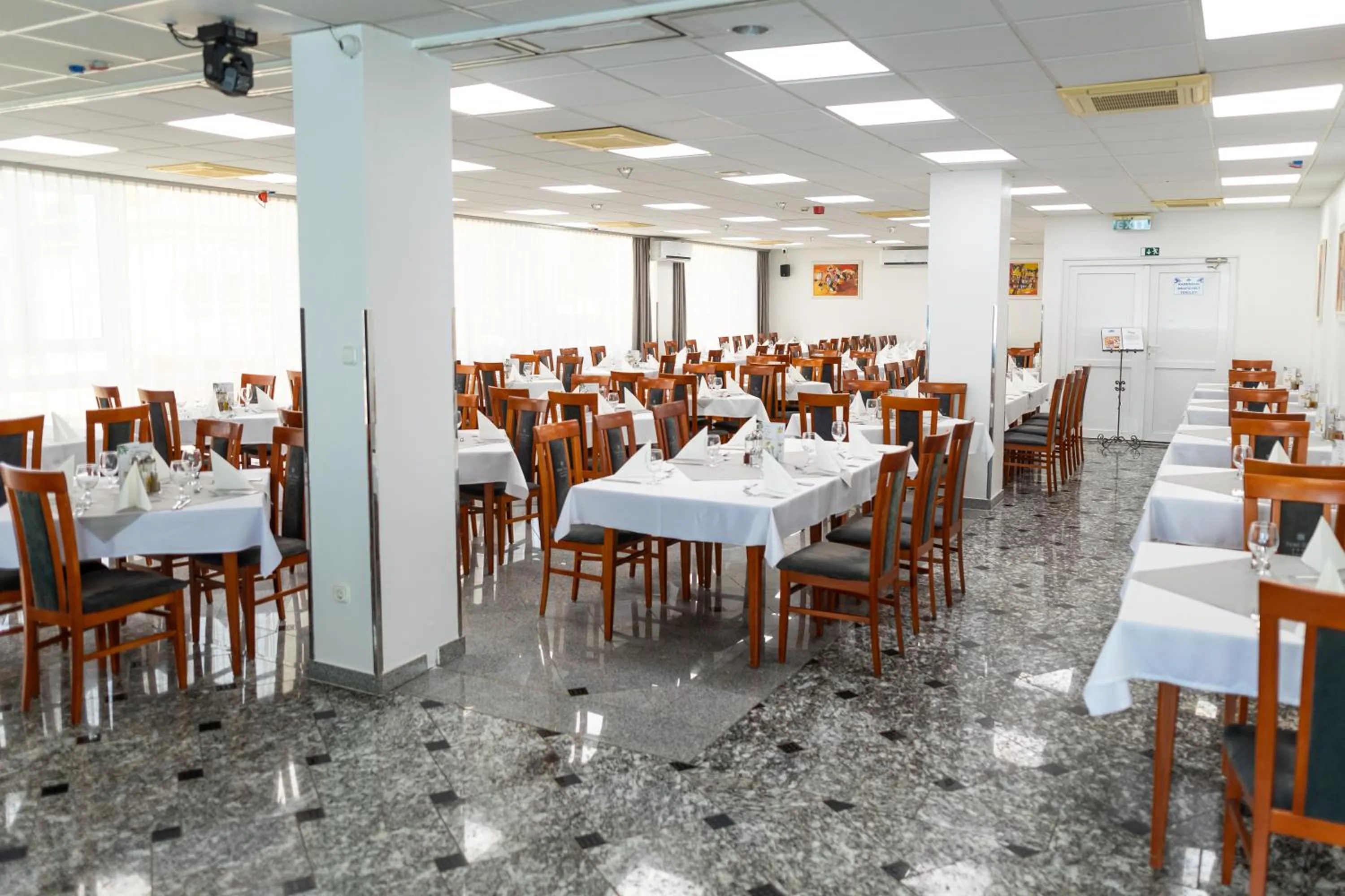 Restaurant/places to eat in Hotel Silver