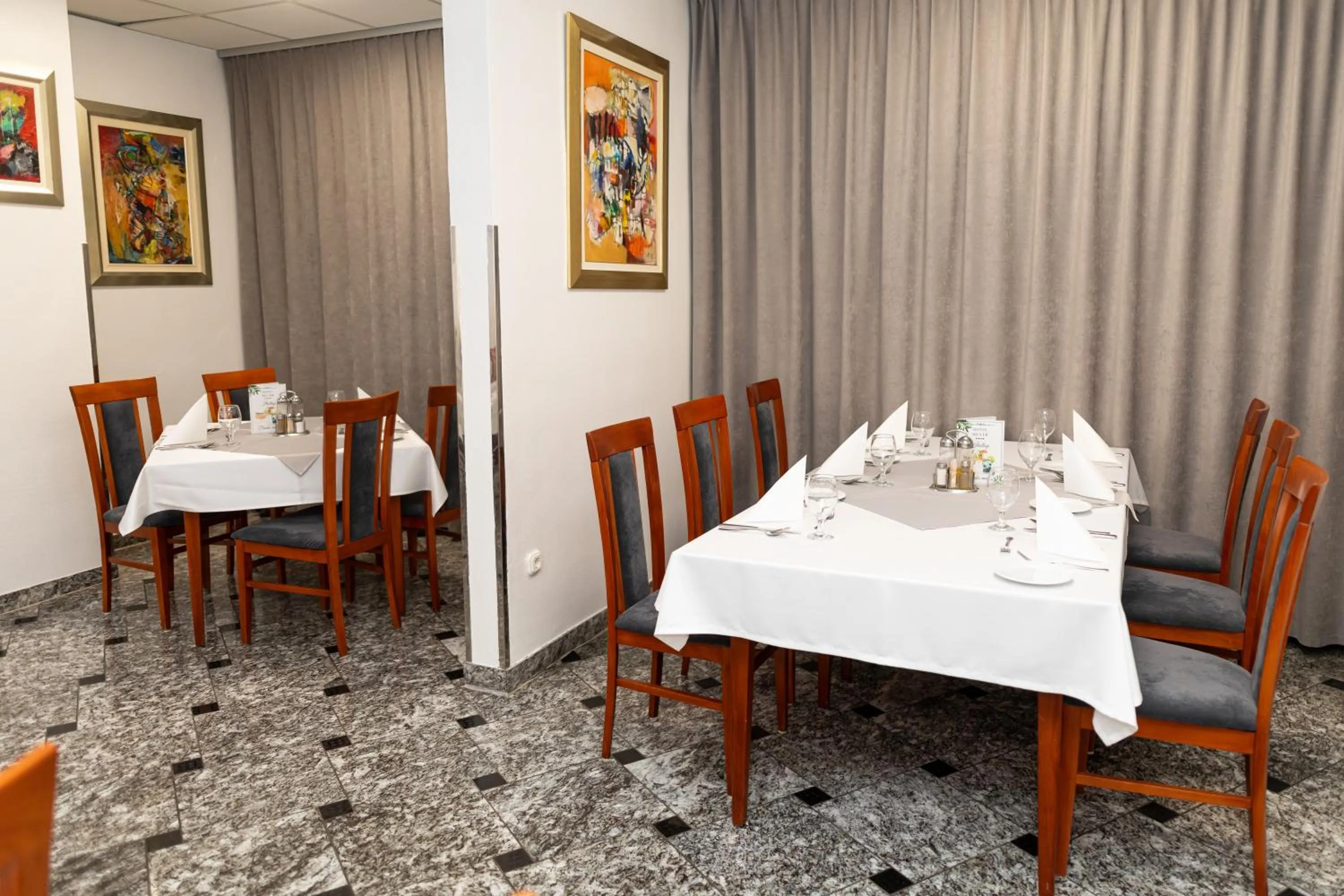 Restaurant/places to eat in Hotel Silver