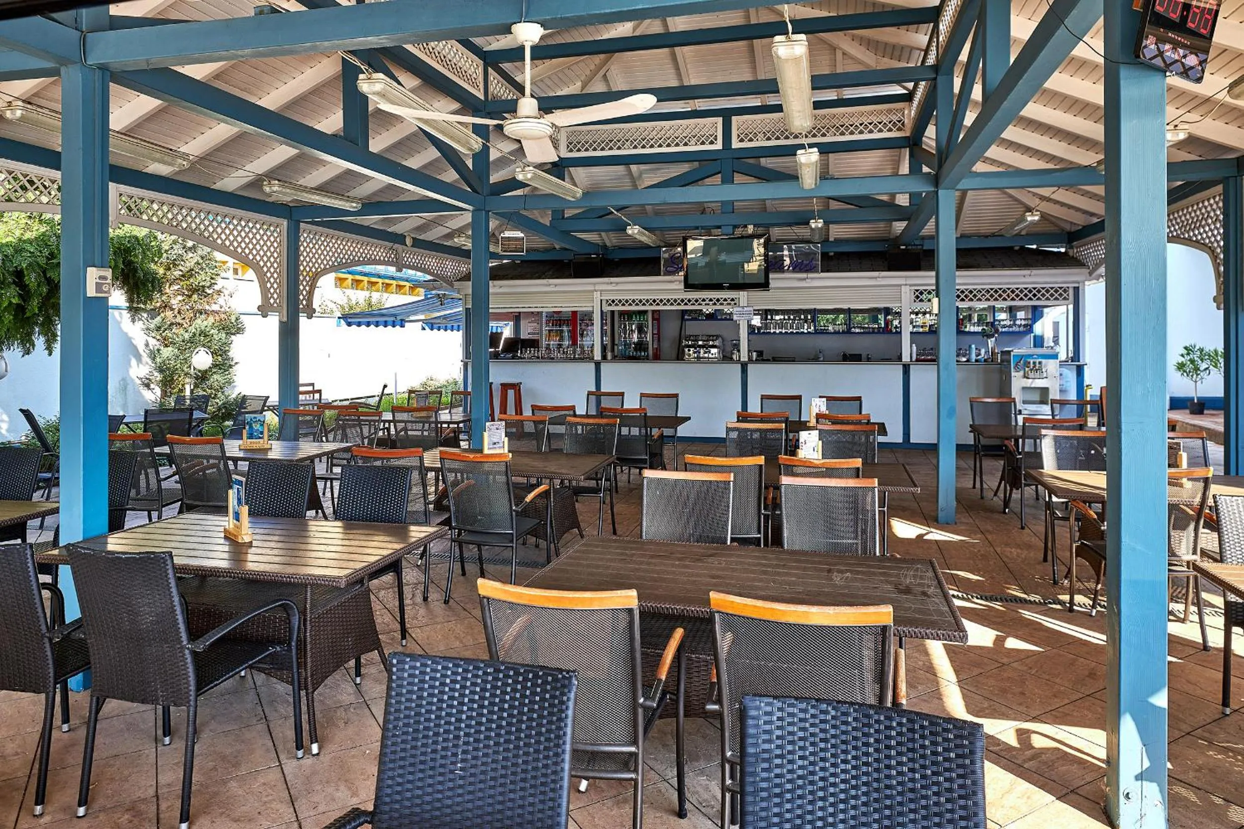 Restaurant/places to eat in Hotel Silver