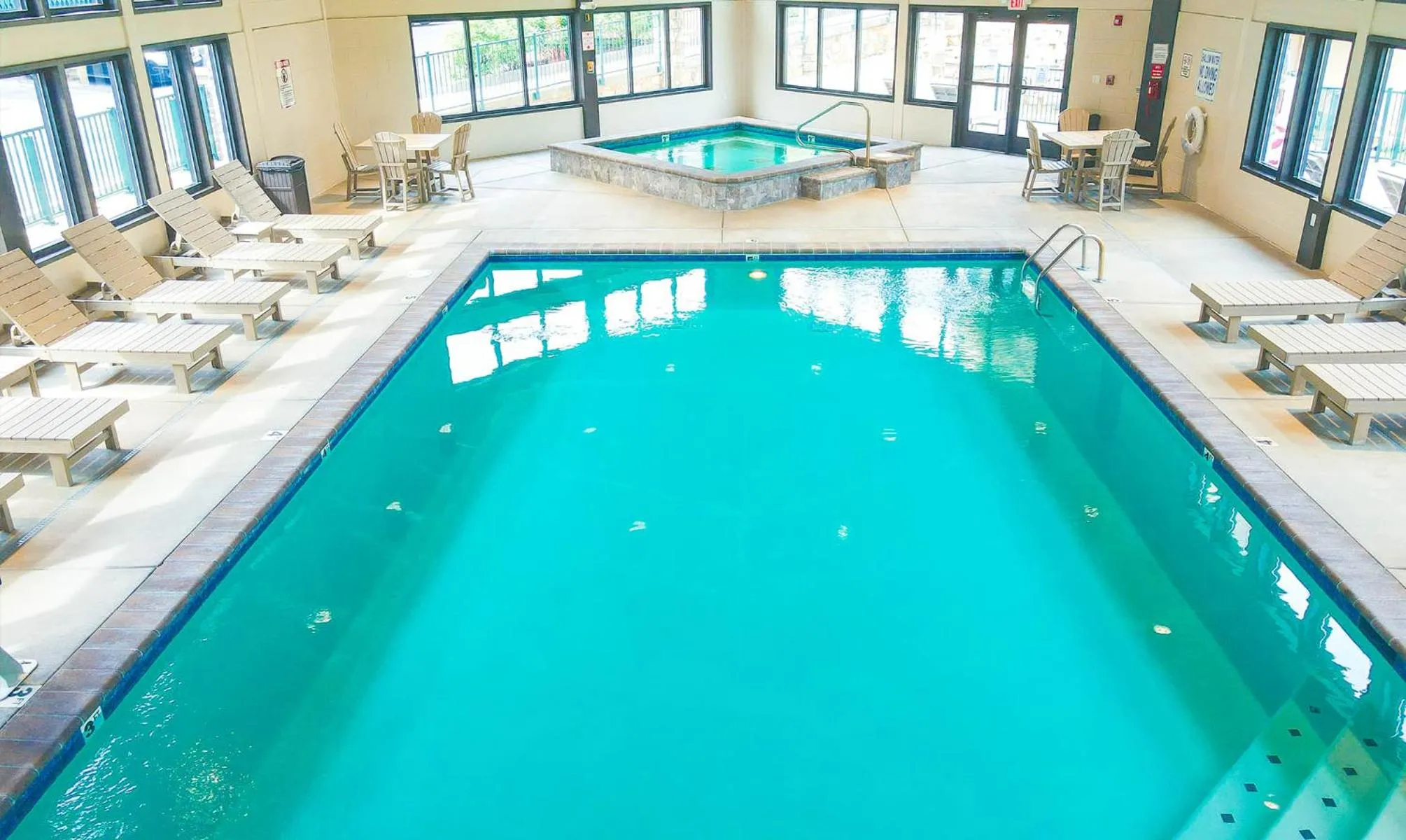 Swimming pool in Laurel Point Resort