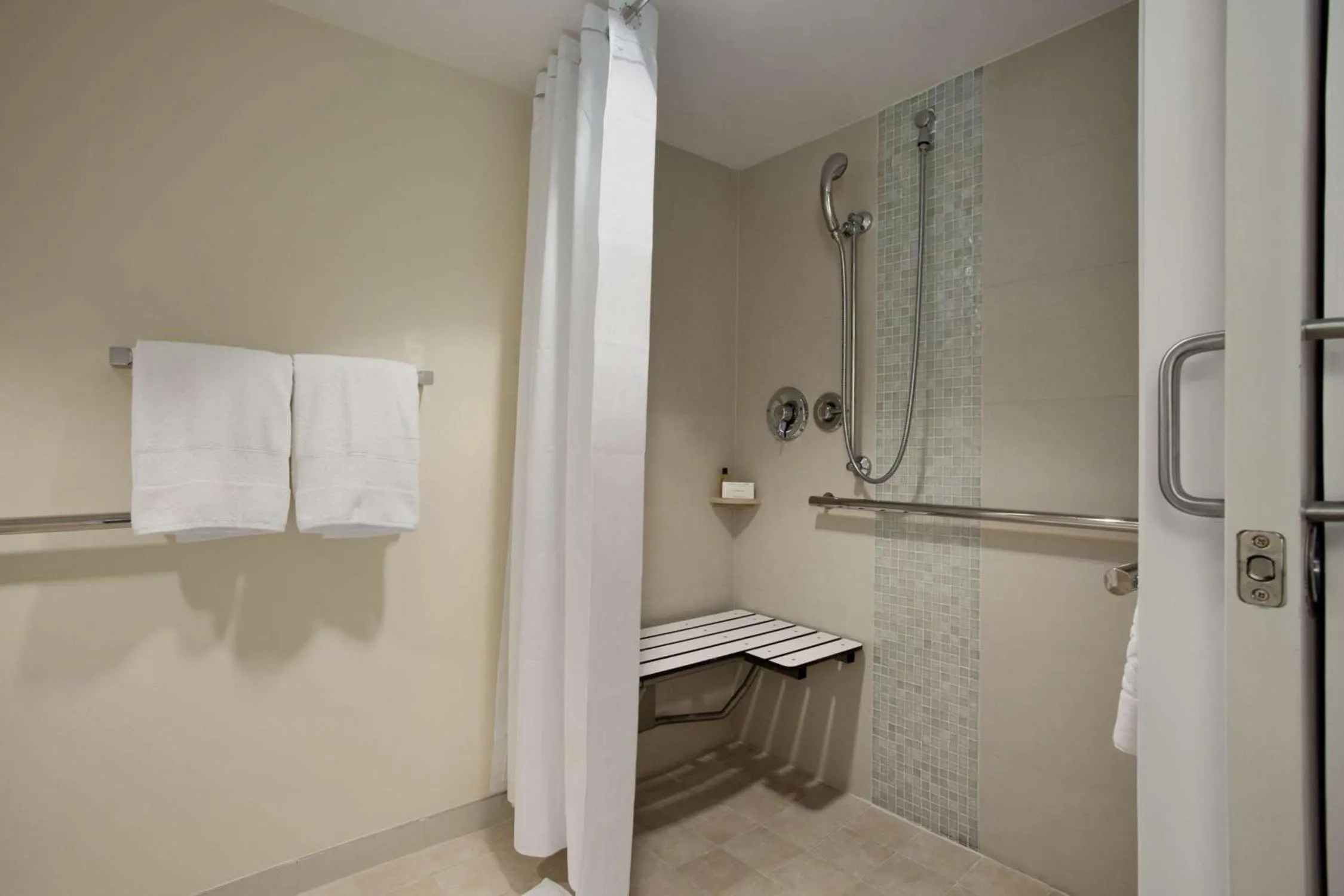 Bathroom in Hilton Miami Airport Blue Lagoon