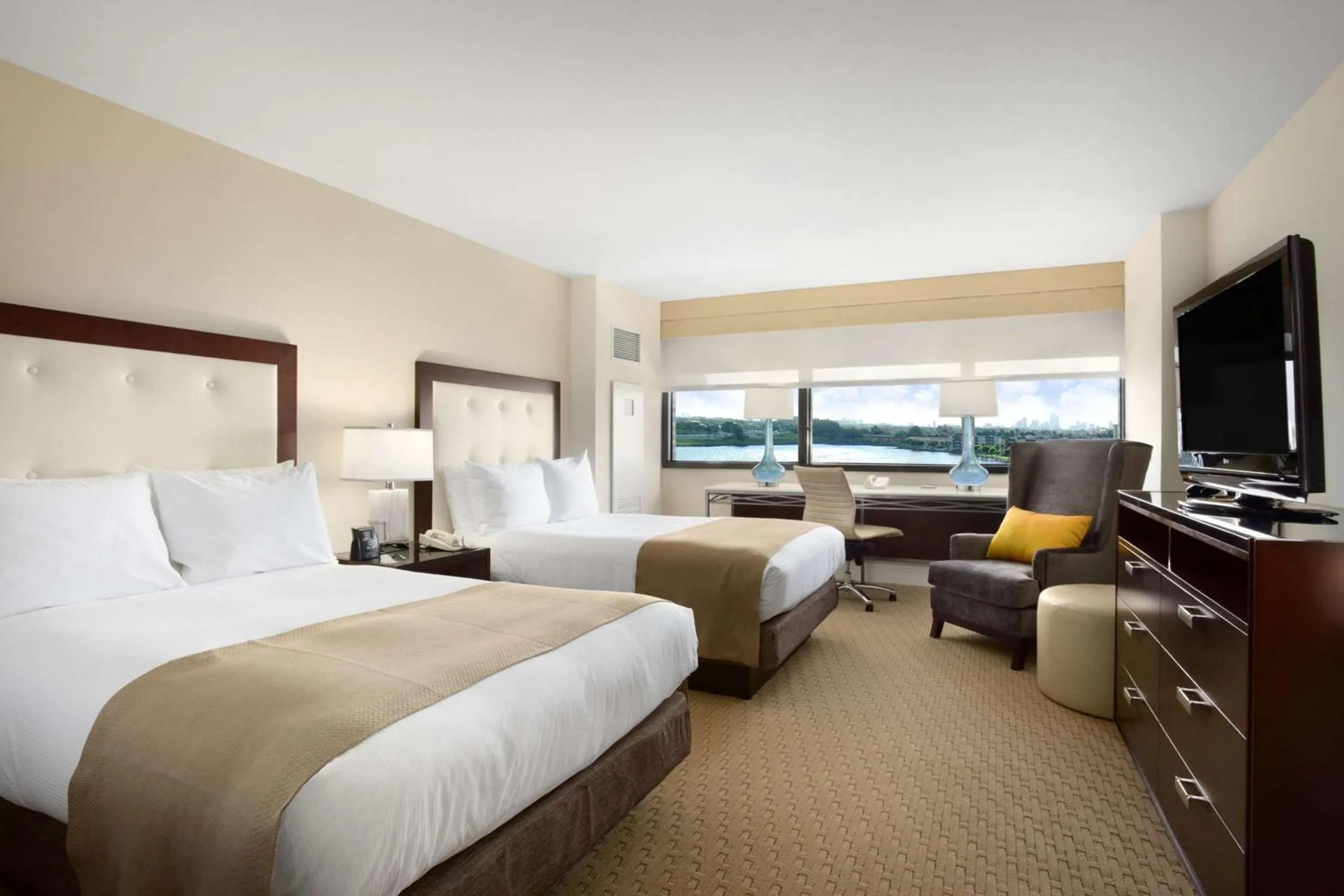 Bed in Hilton Miami Airport Blue Lagoon