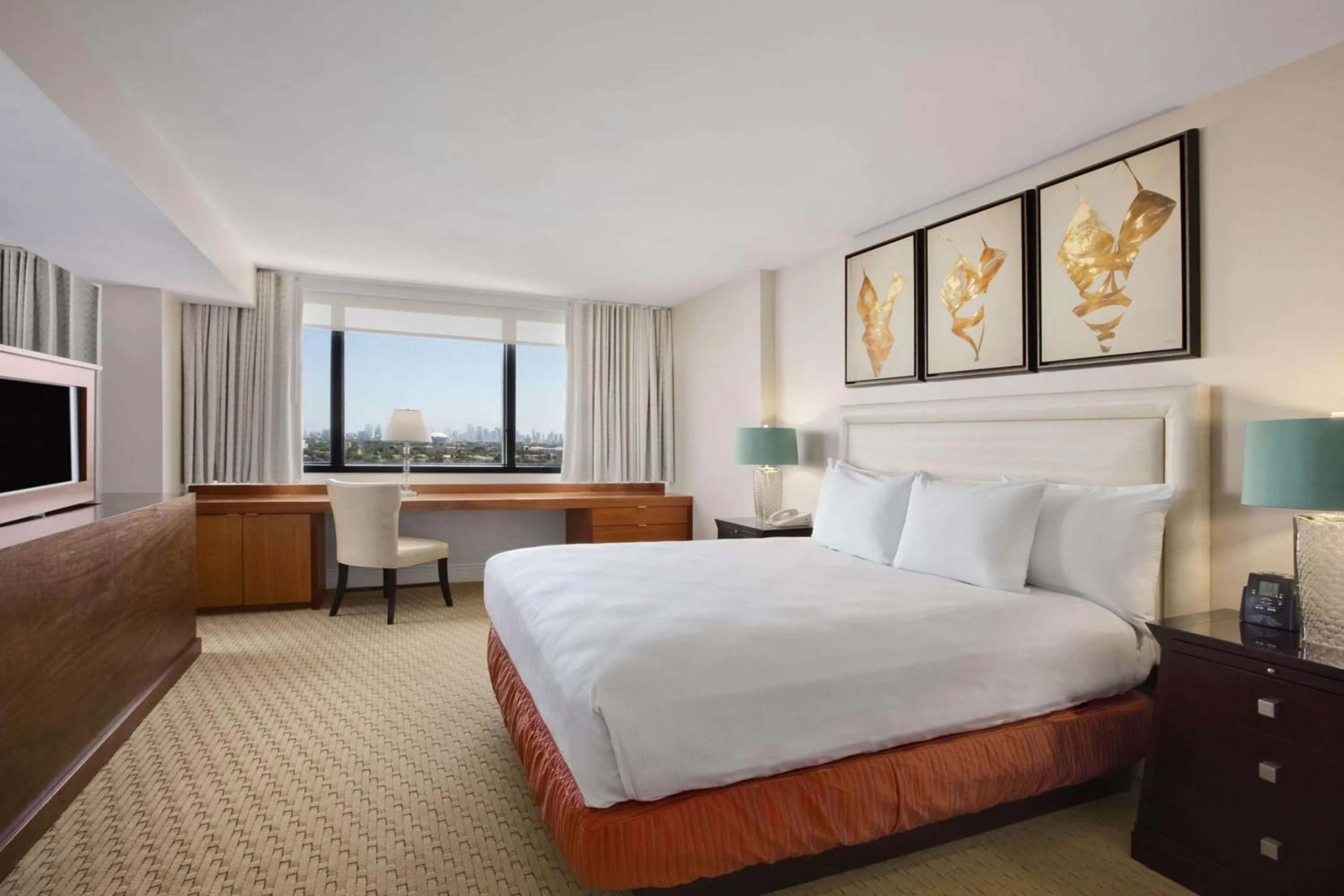 Bed in Hilton Miami Airport Blue Lagoon